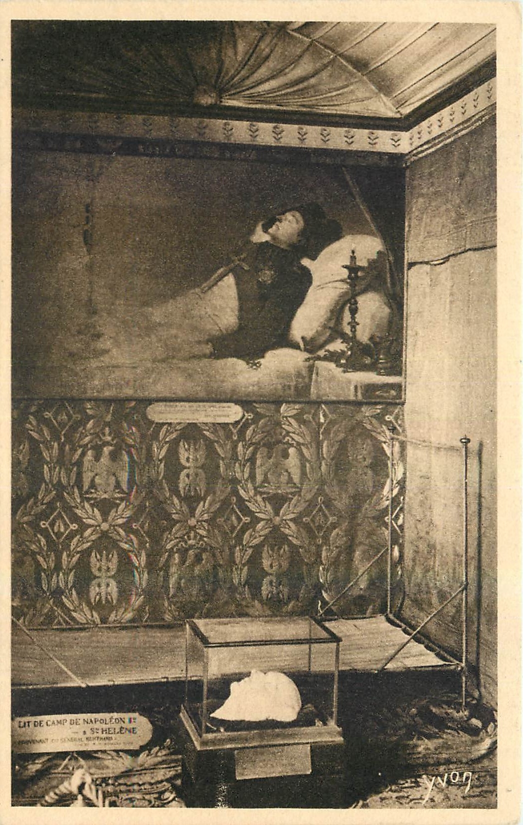 CPA Palais de la Mlmaison Chambre de Bonaparte et Souvenirs de Sainte Helene 