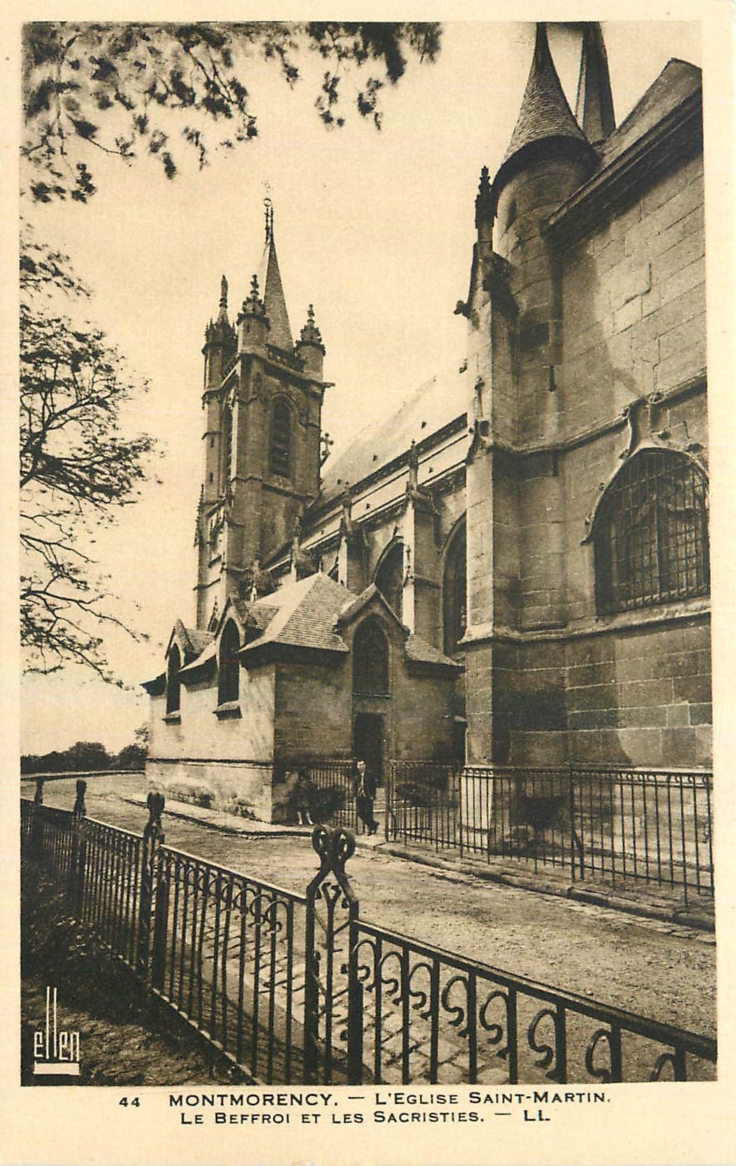 CPA Montmorency l'Eglise Saint Martin Le Beffroi et les Sacristies 