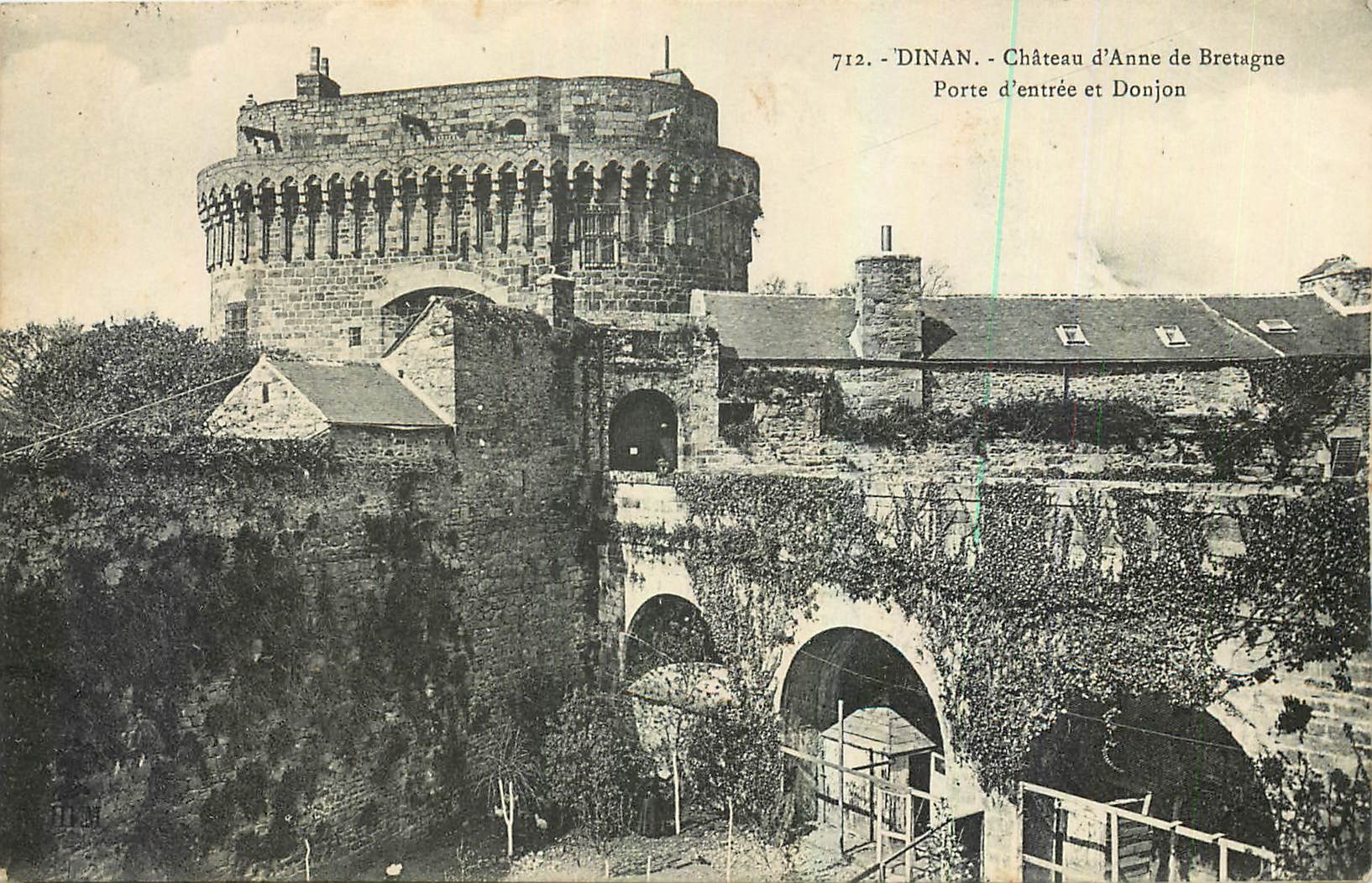 CPA Dinan Chateau d'Anne de Bretagne Porte d'entree et Donjon 