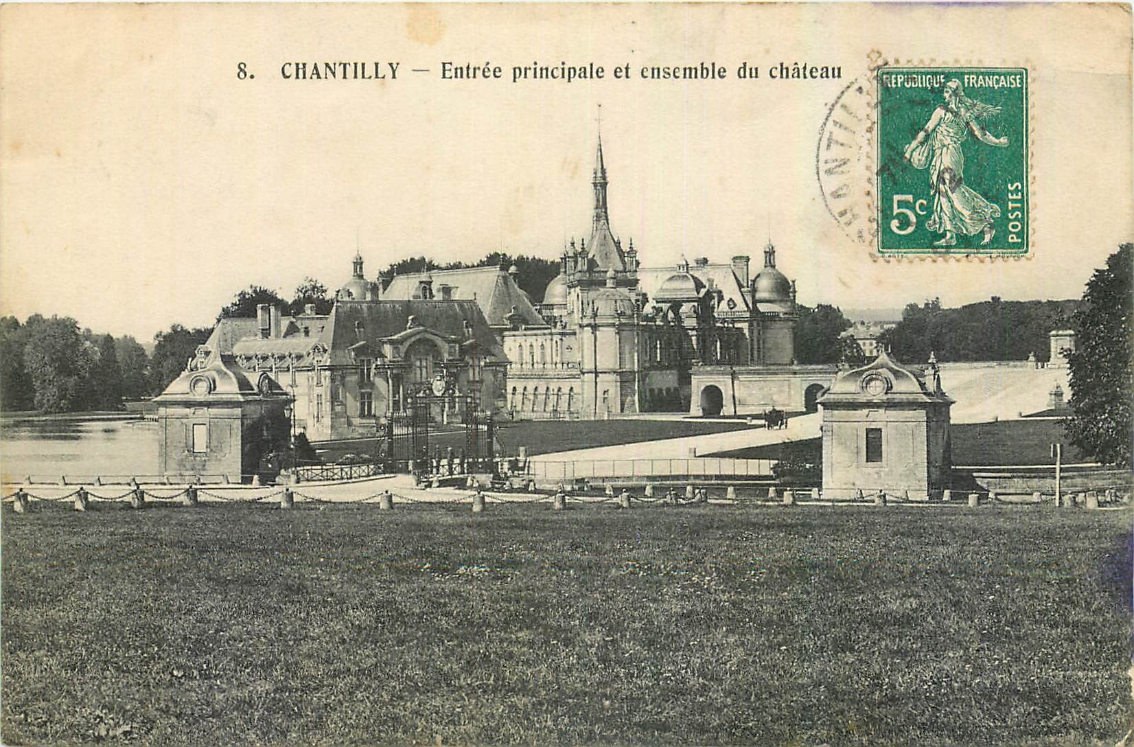 CPA Chantilly Entree principale et ensemble du chateau 