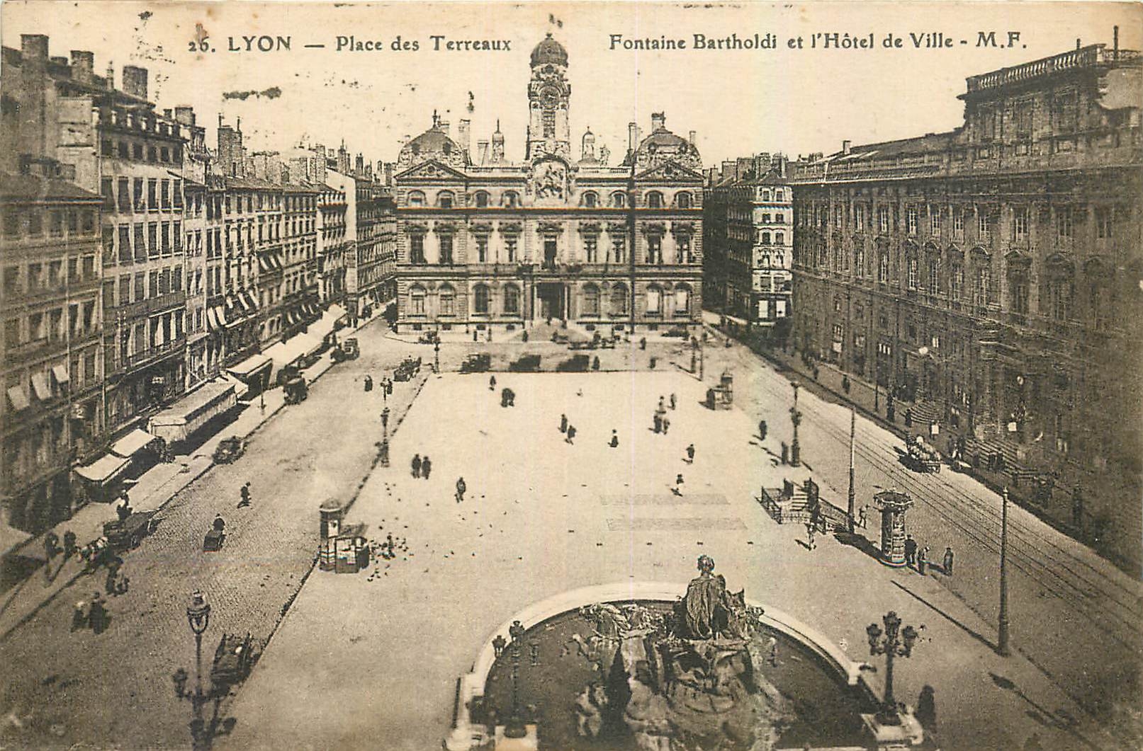 LYON — Place des Terreaux — Fontaine Bartholdi et l'Hôtel de Ville - M.F.