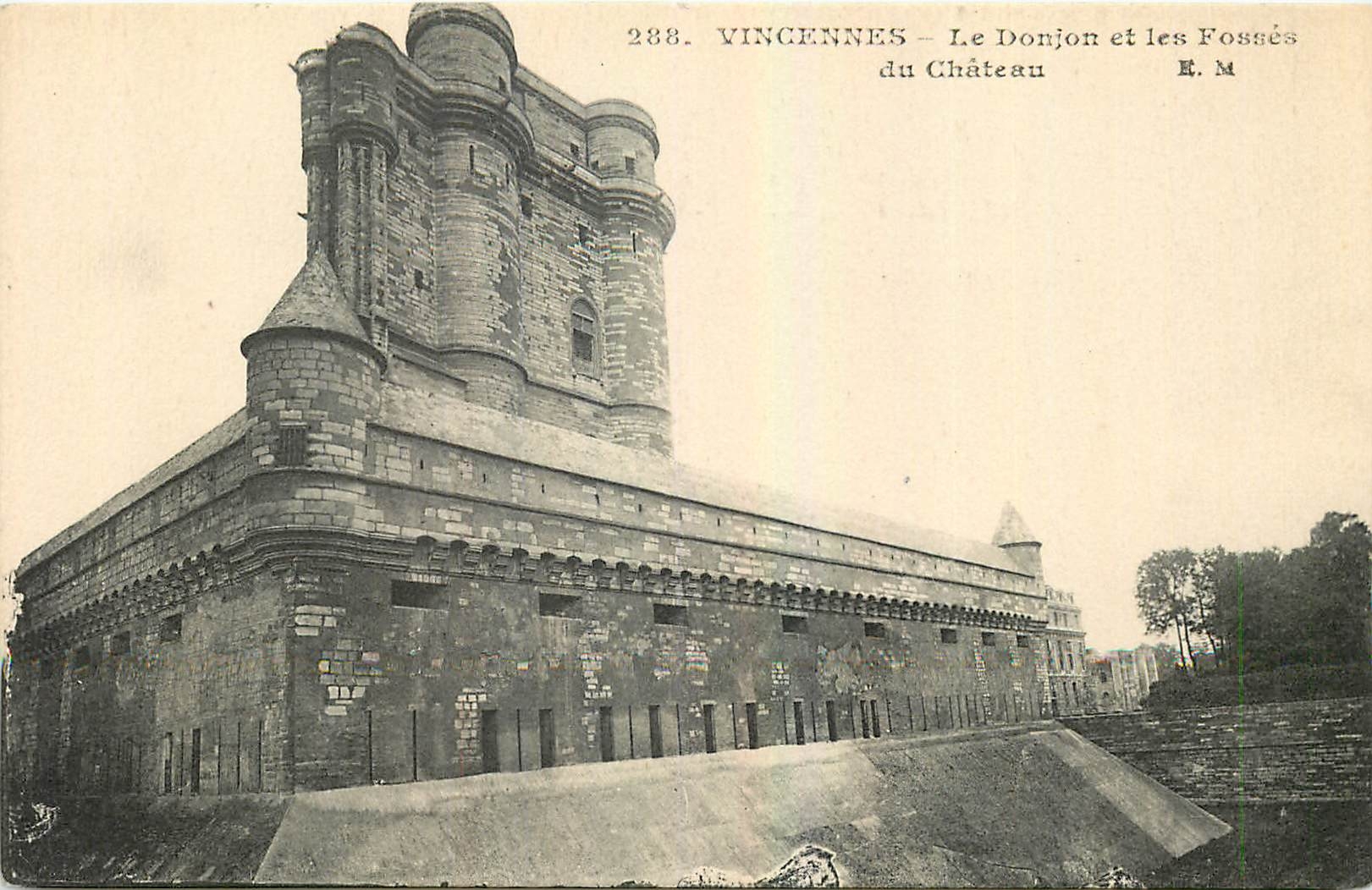 CPA Vincennes Le Donjon et es Fosses du Chateau 