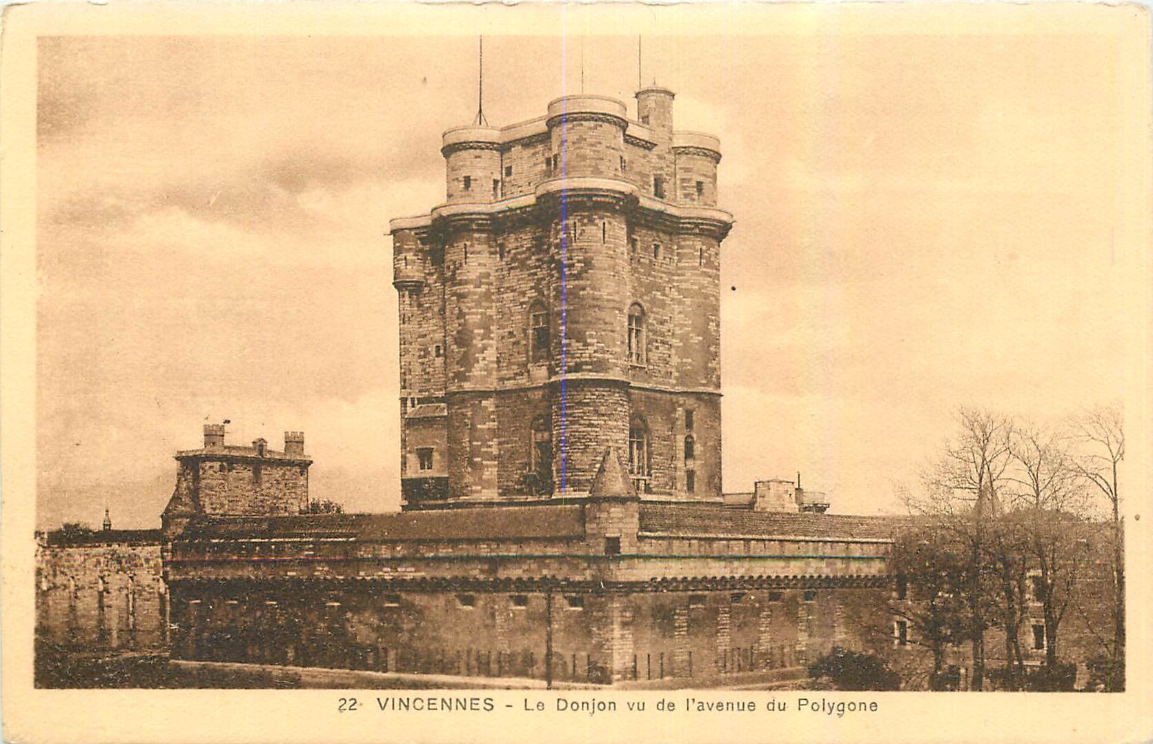 CPA Vincennes Le Donjon vu de l'avenue du Polygone 