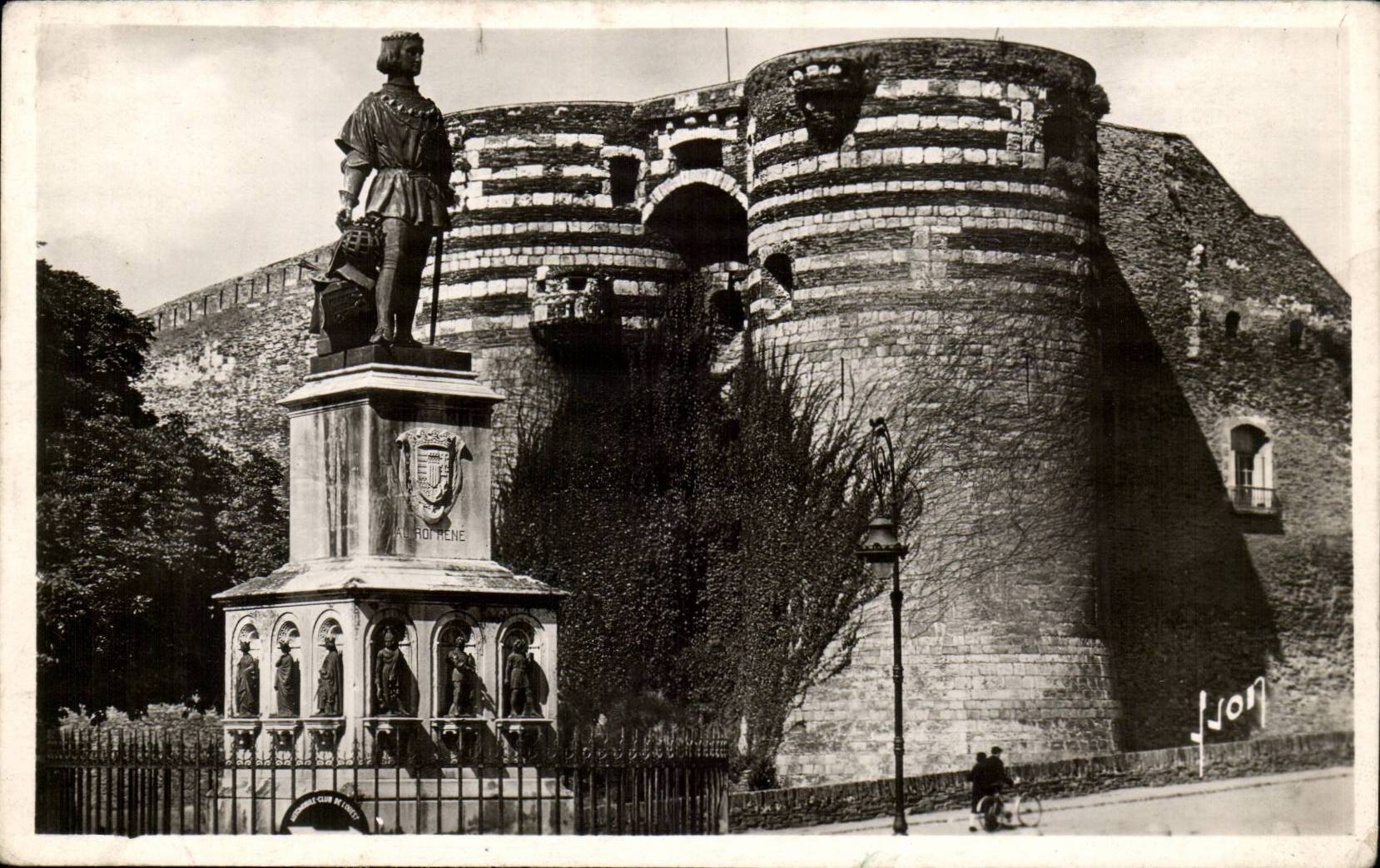 Angers CPM Statue du Roi Rene et le chateau