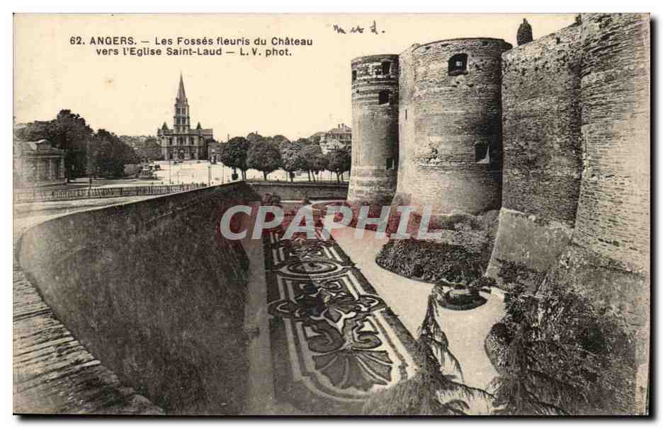 Angers CPA Les fosses fleuris du chateau vers l'eglise Saint Laud