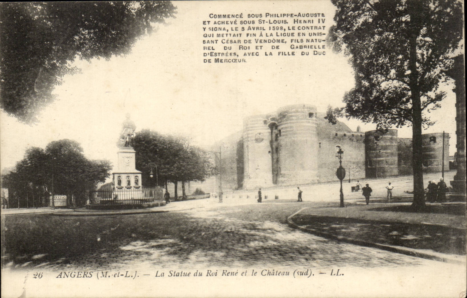 Angers CPA La statue du roi Rene et le chateau