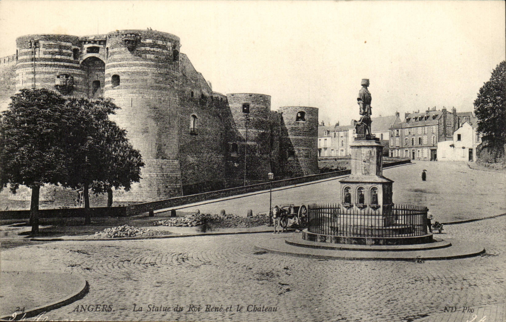 Angers CPA la statue du Roi Rene et le chateau