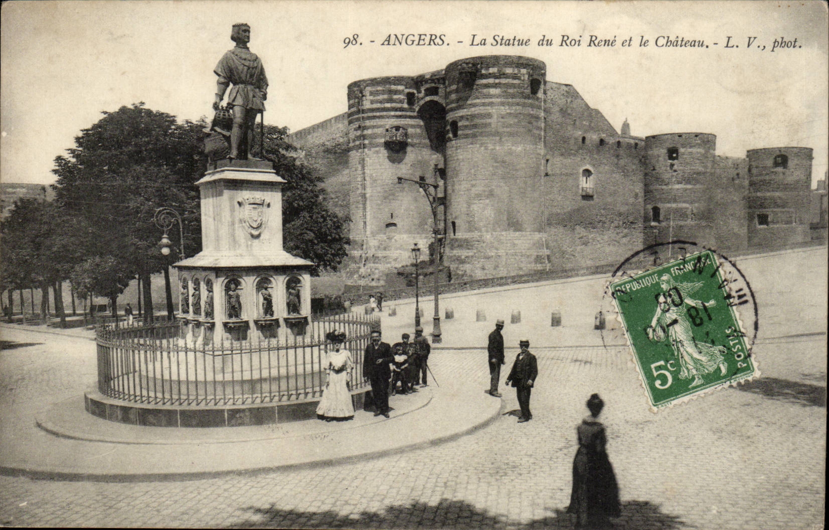 Angers CPA La statue du Roi Rene et le chateau