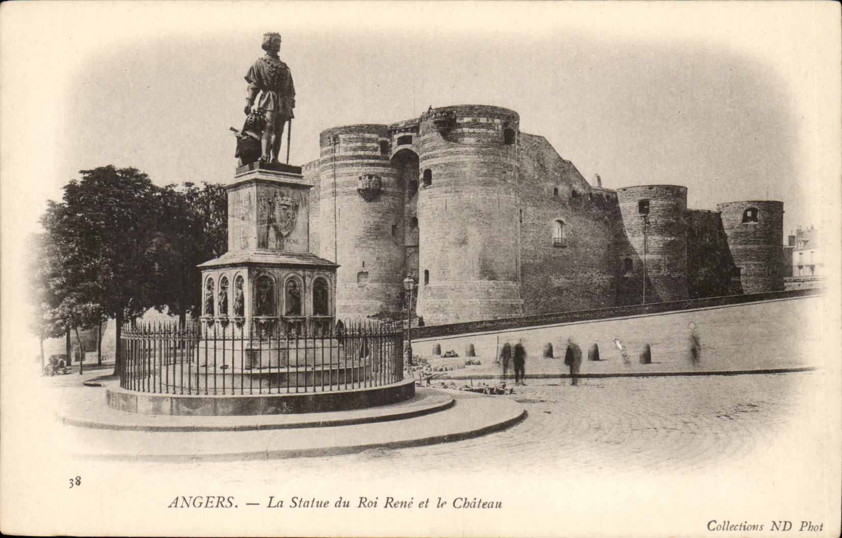 Angers CPA Statue du Roi Rene et le chateau