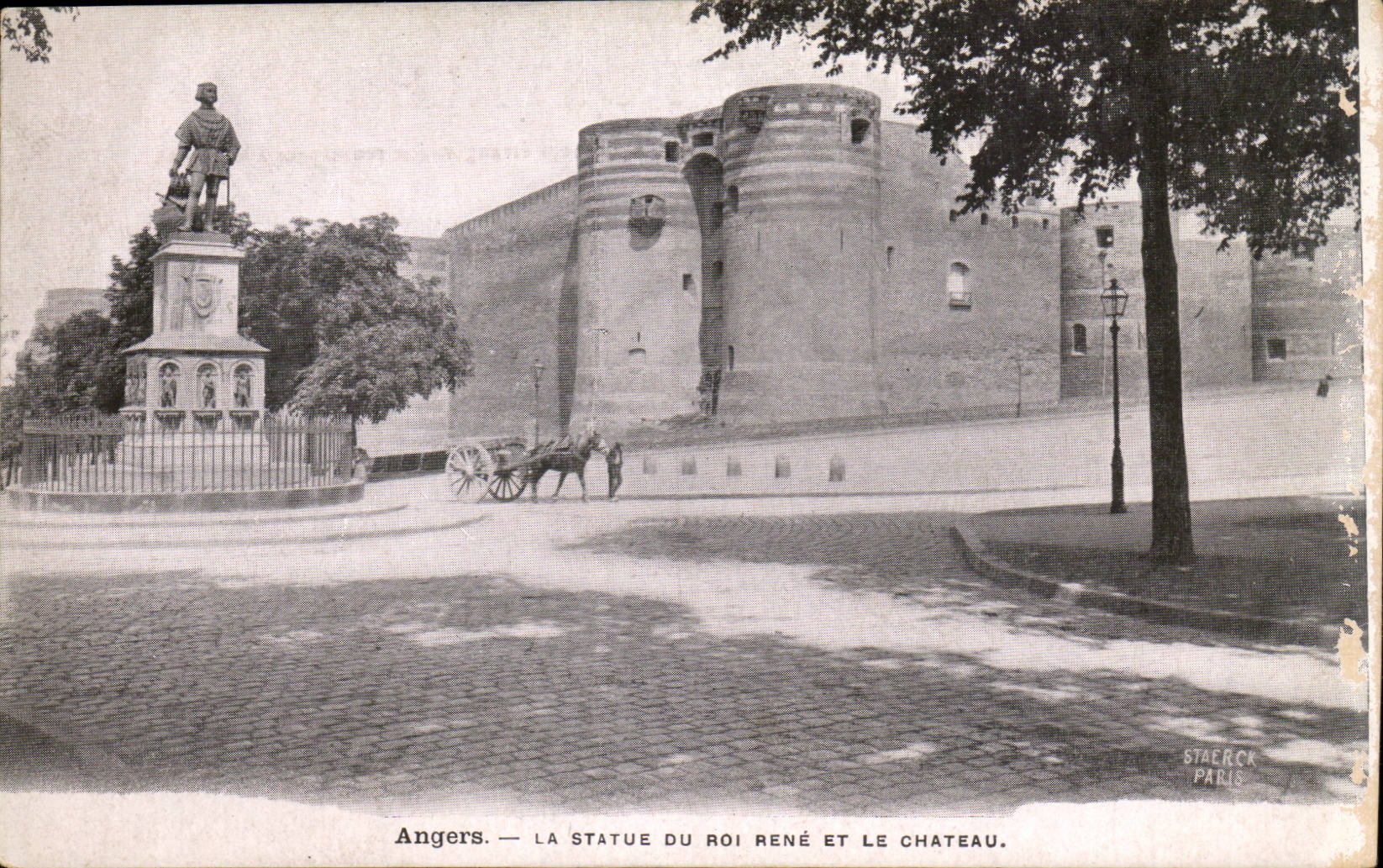Angers CPA Statue du Roi Rene et le chateau