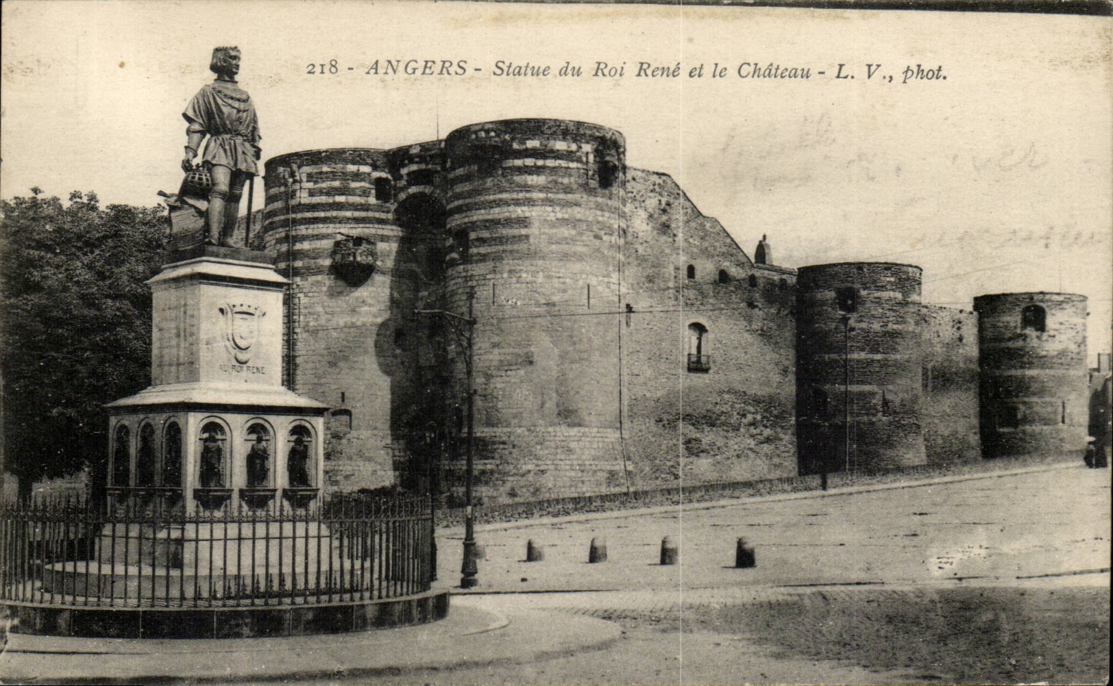 Angers CPA Statue du Roi Rene et le chateau