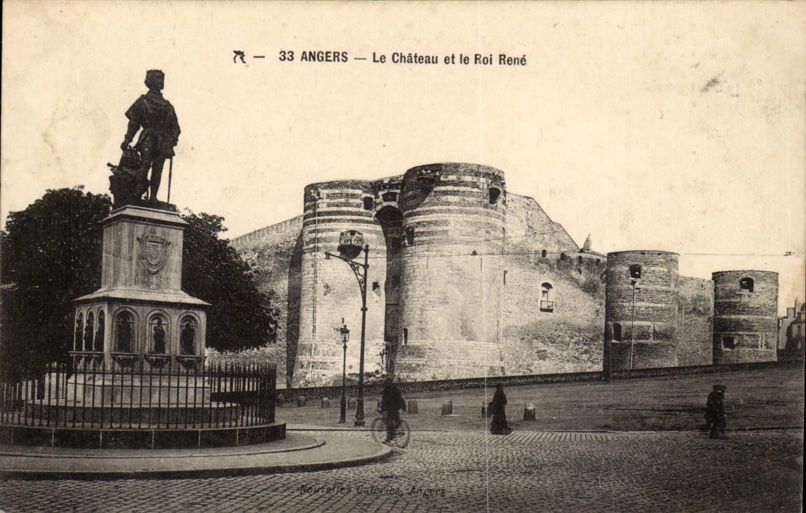 Angers CPA Statue du Roi Rene et le chateau