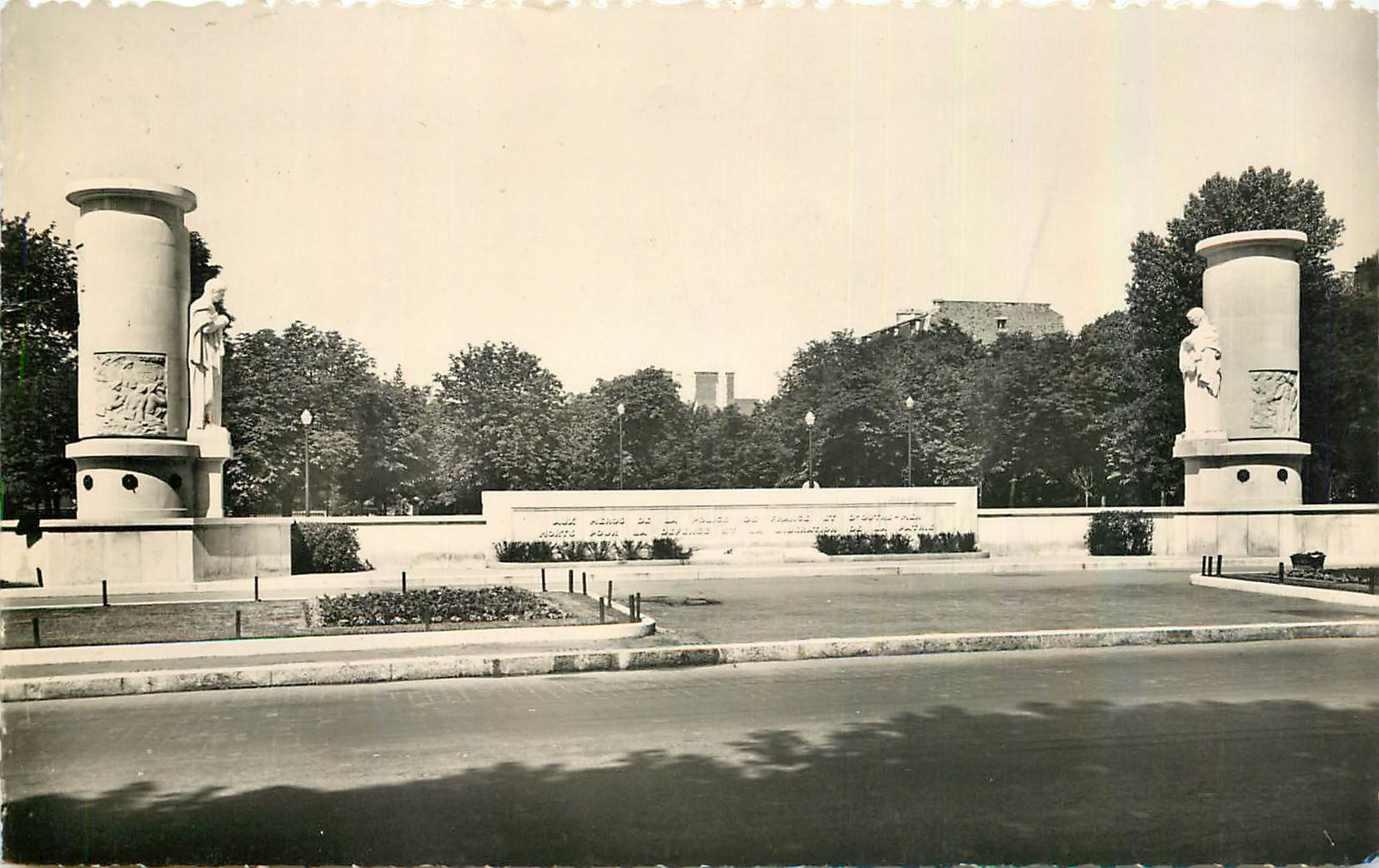 CPM Neuilly Seine Monument des gardiens de la Paix