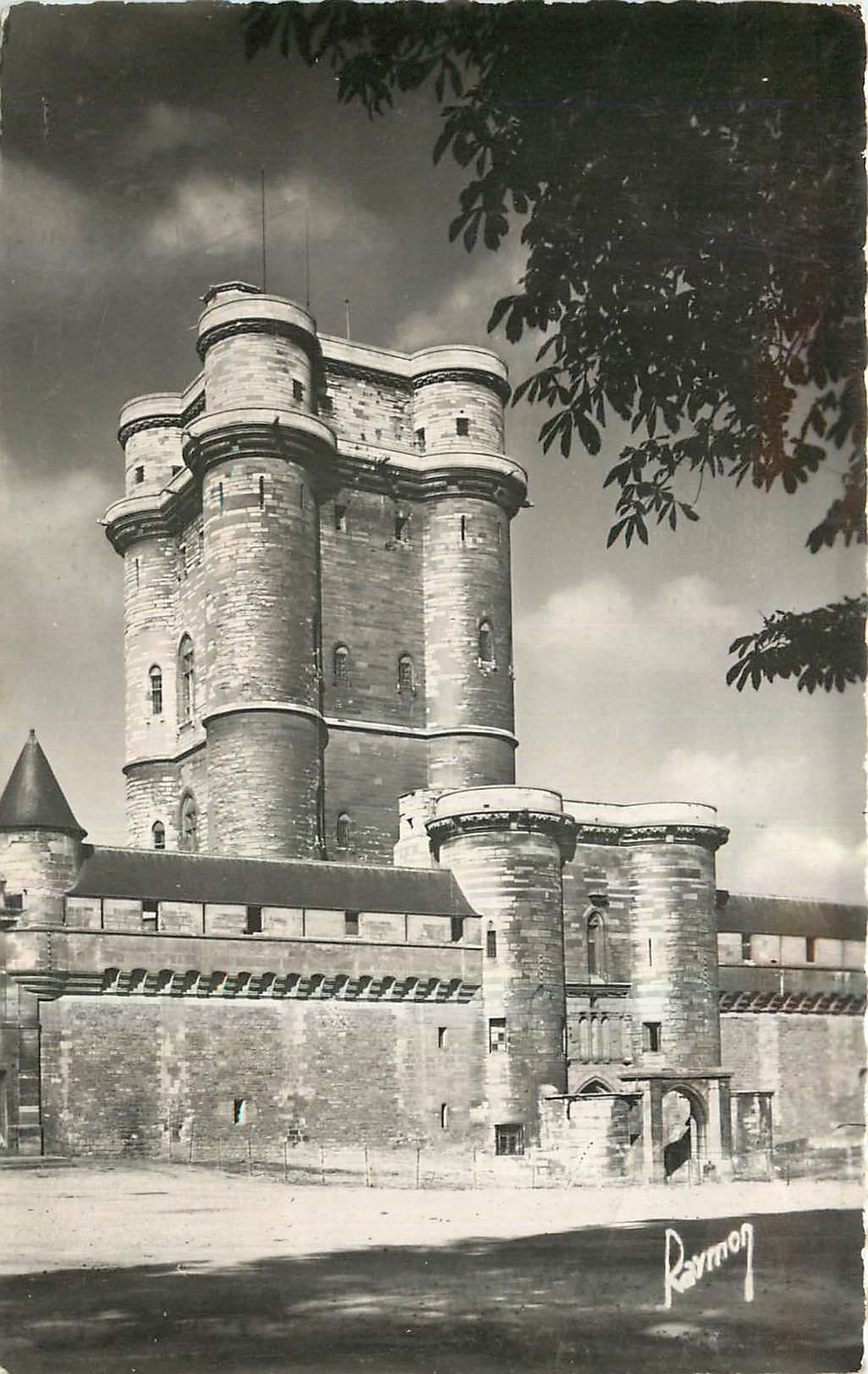 CPM Images de France Le Chateau de Vincennes Le Chatelet et le Donjon 