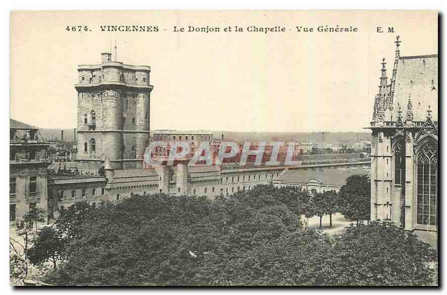 CPA Vincennes Le Donjon et la Chapelle Vue generale 