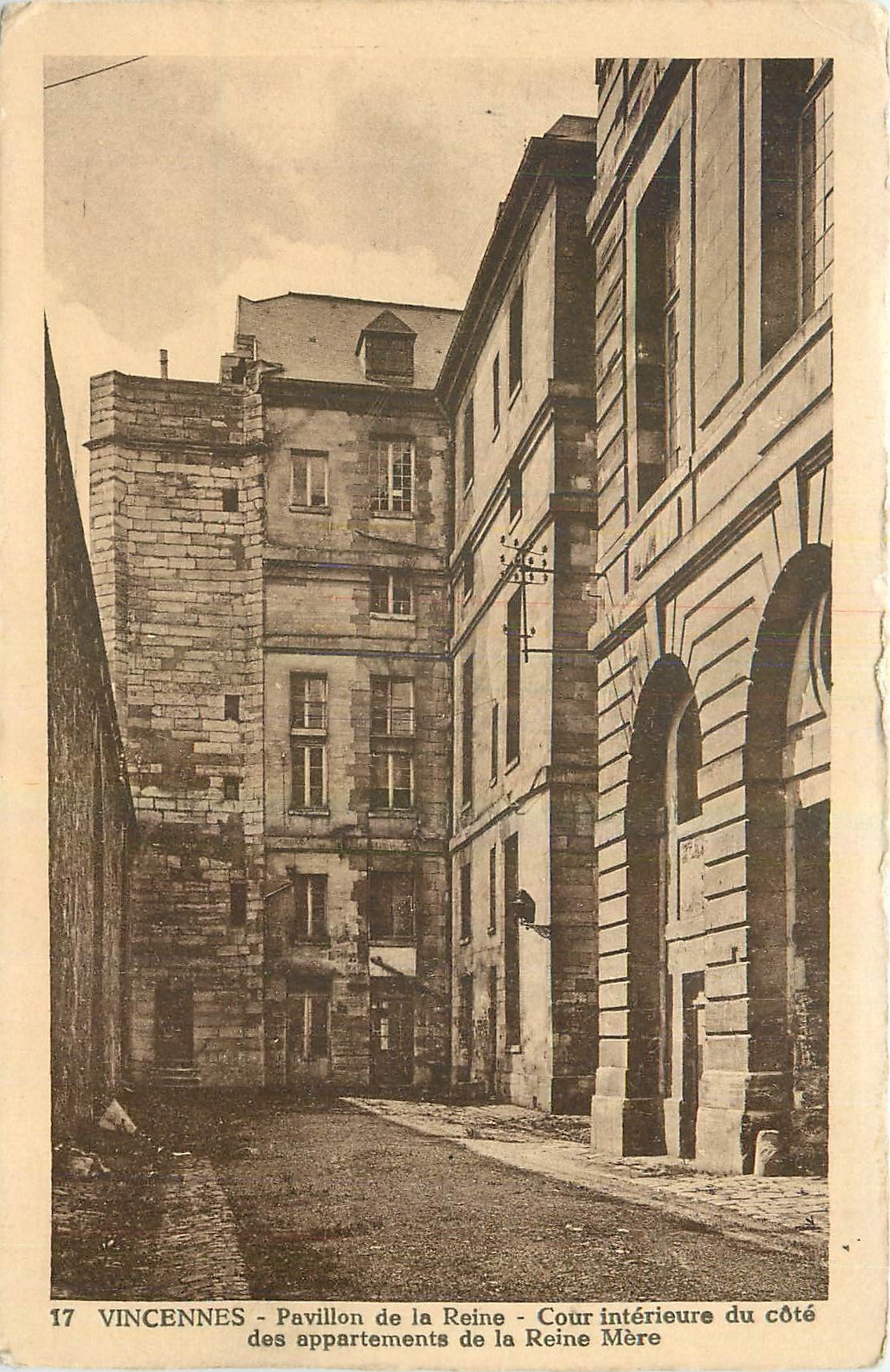 CPA Vincennes Pavillon de la Reine Cour interieure du cote des appartements de la Reine Mere 