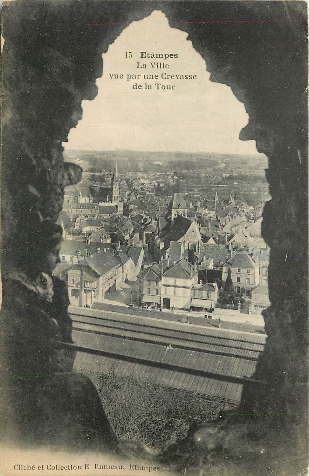 CPA Etampes La Ville vue par une Crevasse de la Tour 