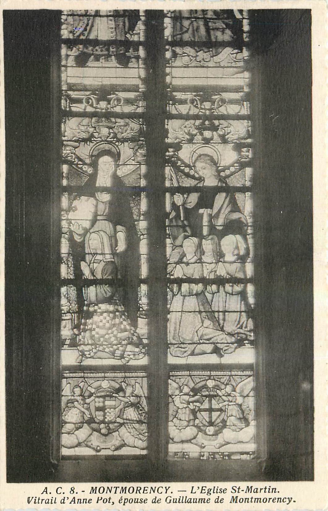 CPA Montmorency L'Eglise St Martin Vitrail d'Anne Pot epouse de Guillaume de Montmorency 