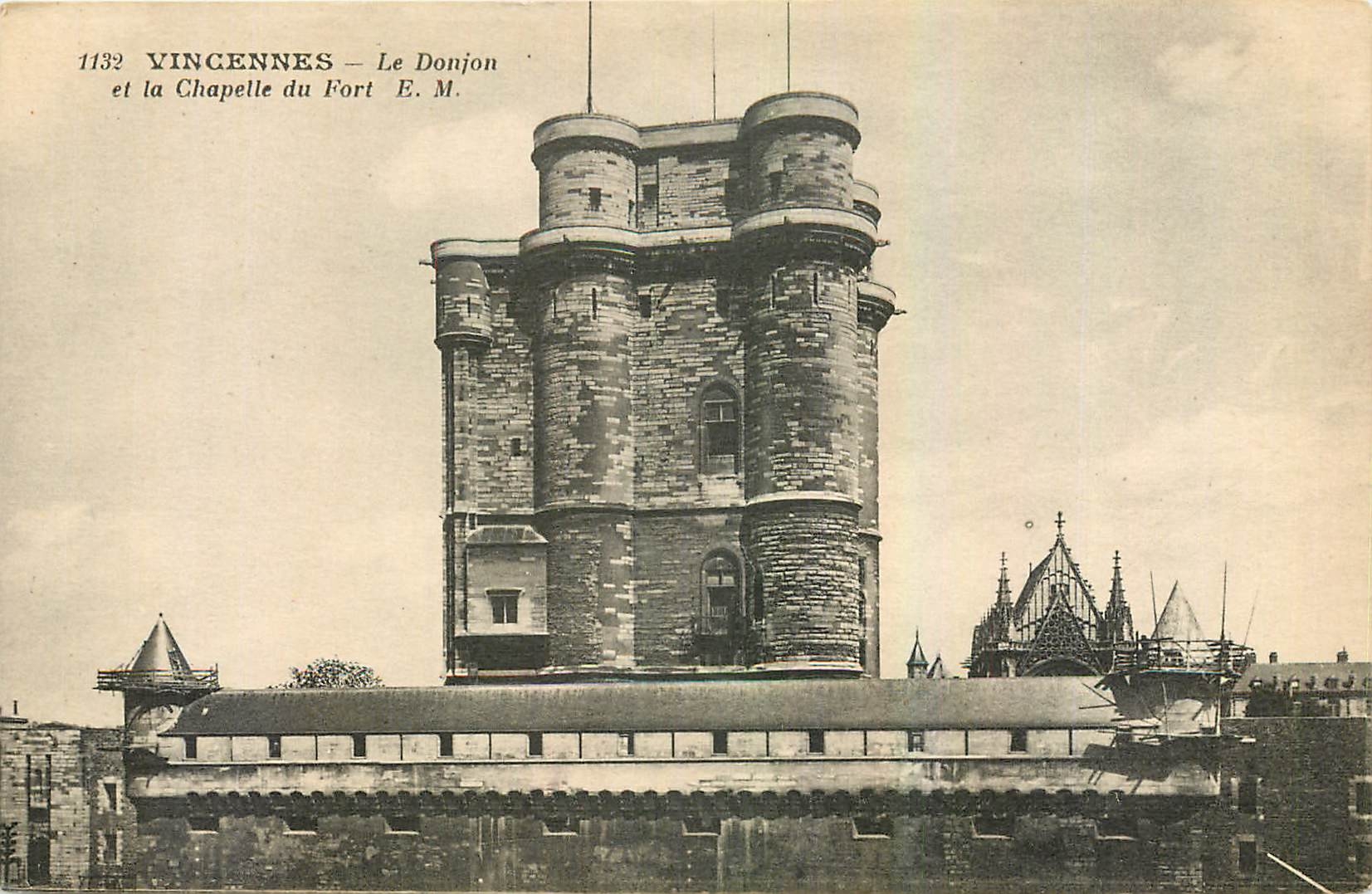 CPA Vincennes Le Donjon et la Chapelle du Fort 