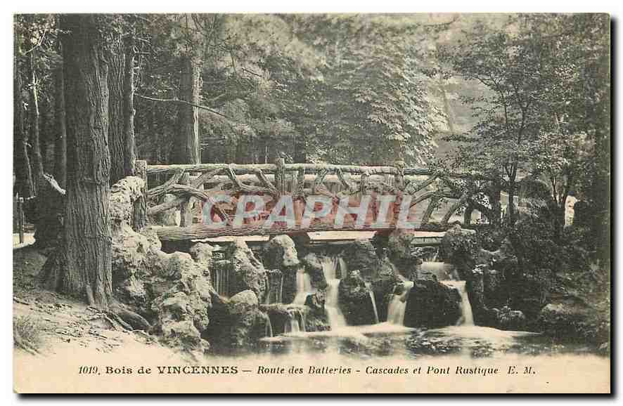 CPA Bois de Vincennes Route des Batteries Cascades et Pont Rustique 