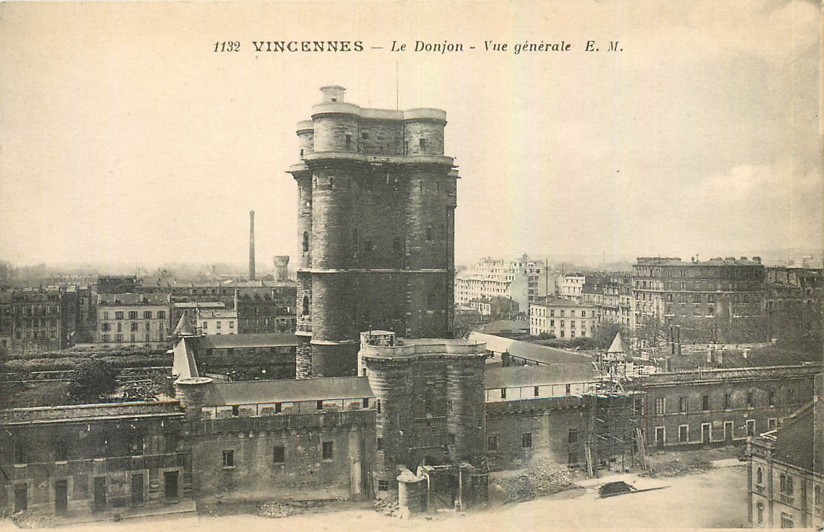 CPA Vincennes Le Donjon Vue generale 