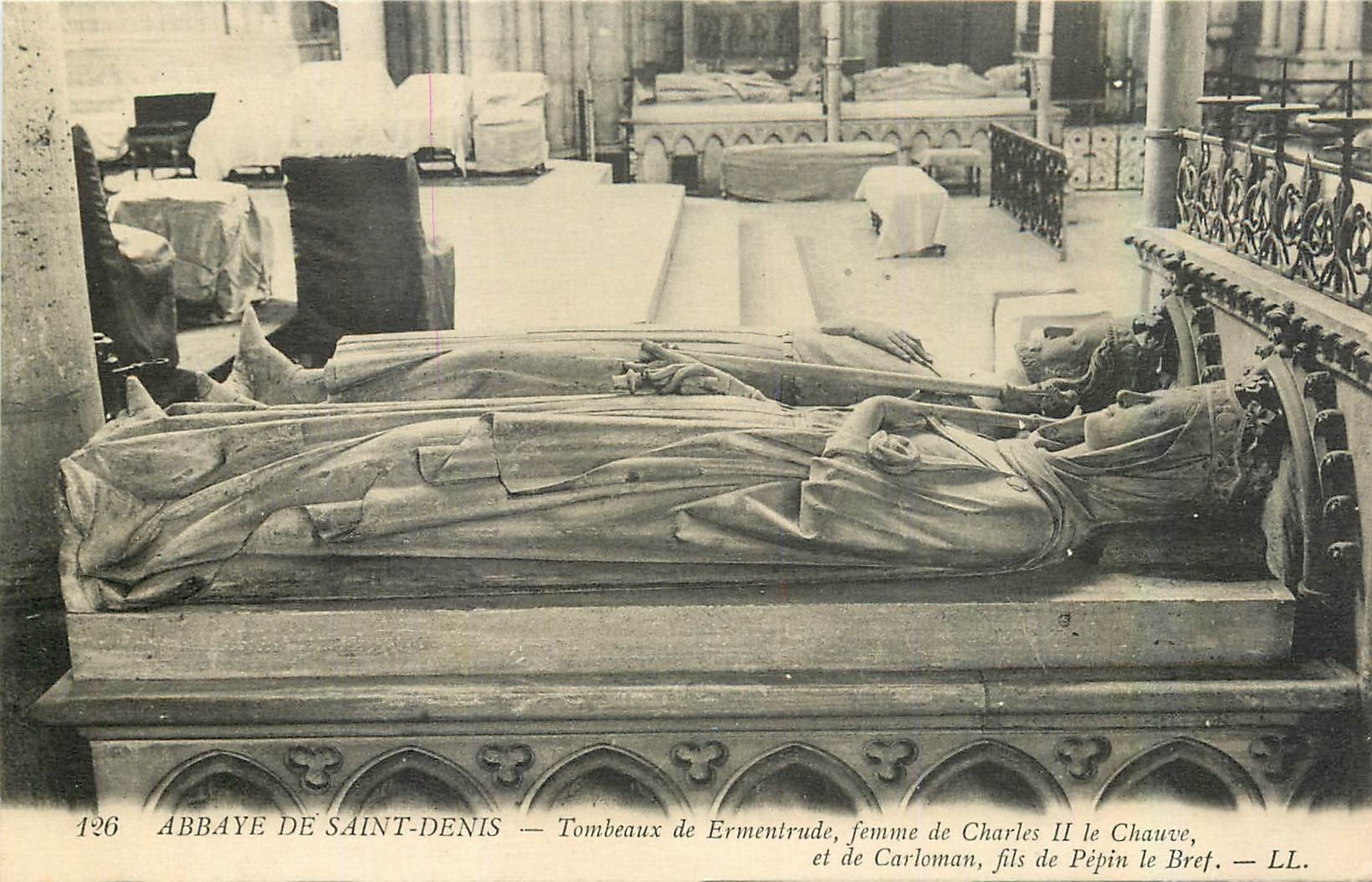CPA Abbaye de Saint Denis Tombeaux de Ermentrude femme de Charles II le Chauve et de Carleman fils d