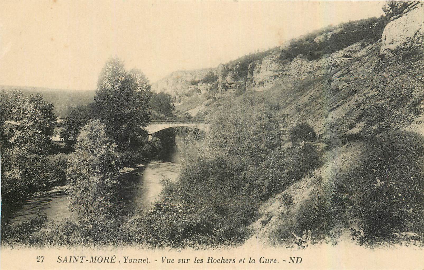 CPA Saint More Yonne Vue sur les Rochers et la Cure 