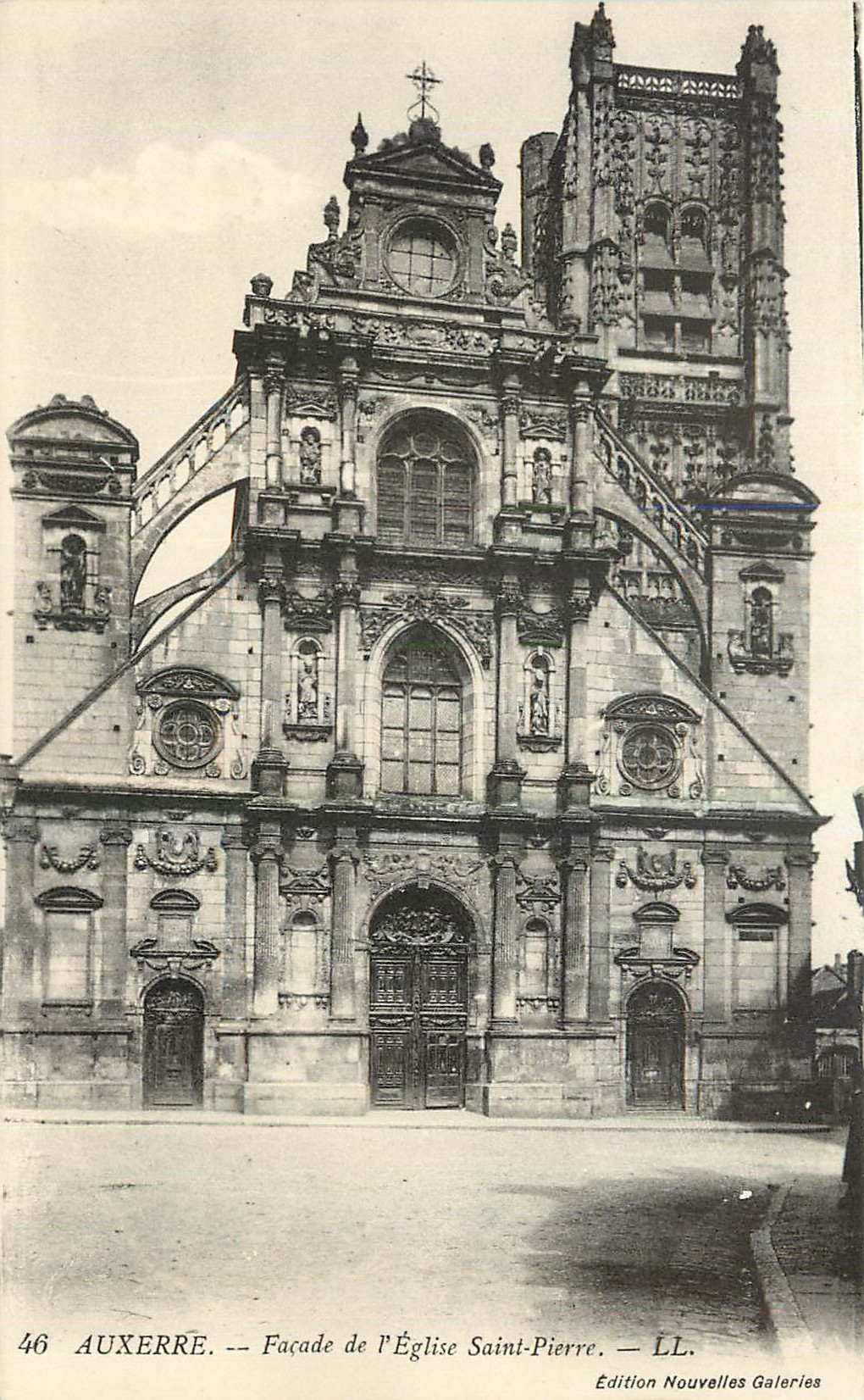 CPA Auxerre Facade de l'Eglise Saint Pierre 