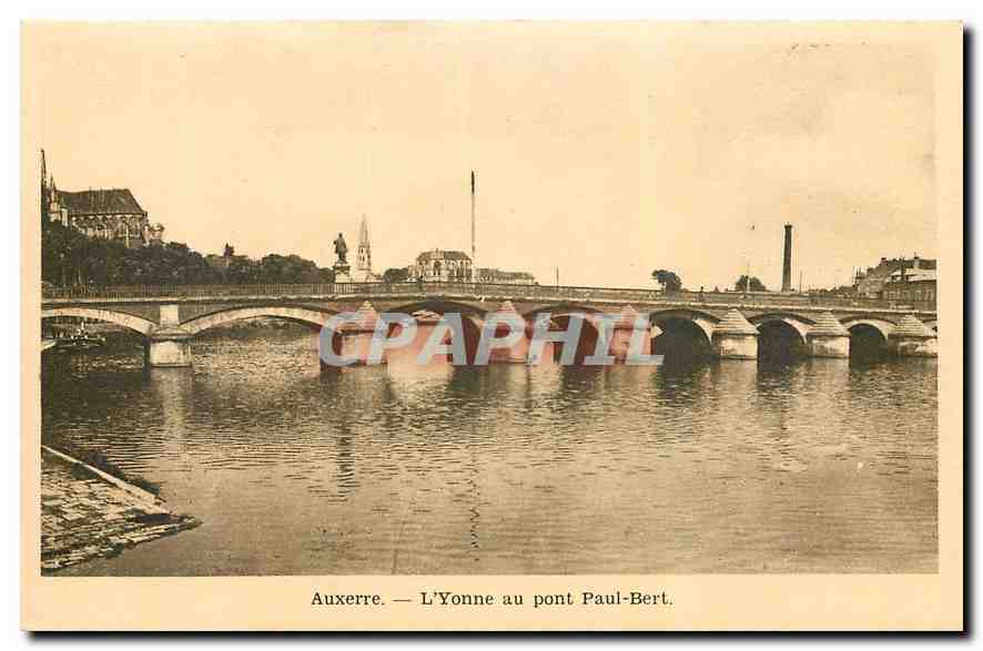 CPA Auxerre L'Yonne au pont Paul Bert 