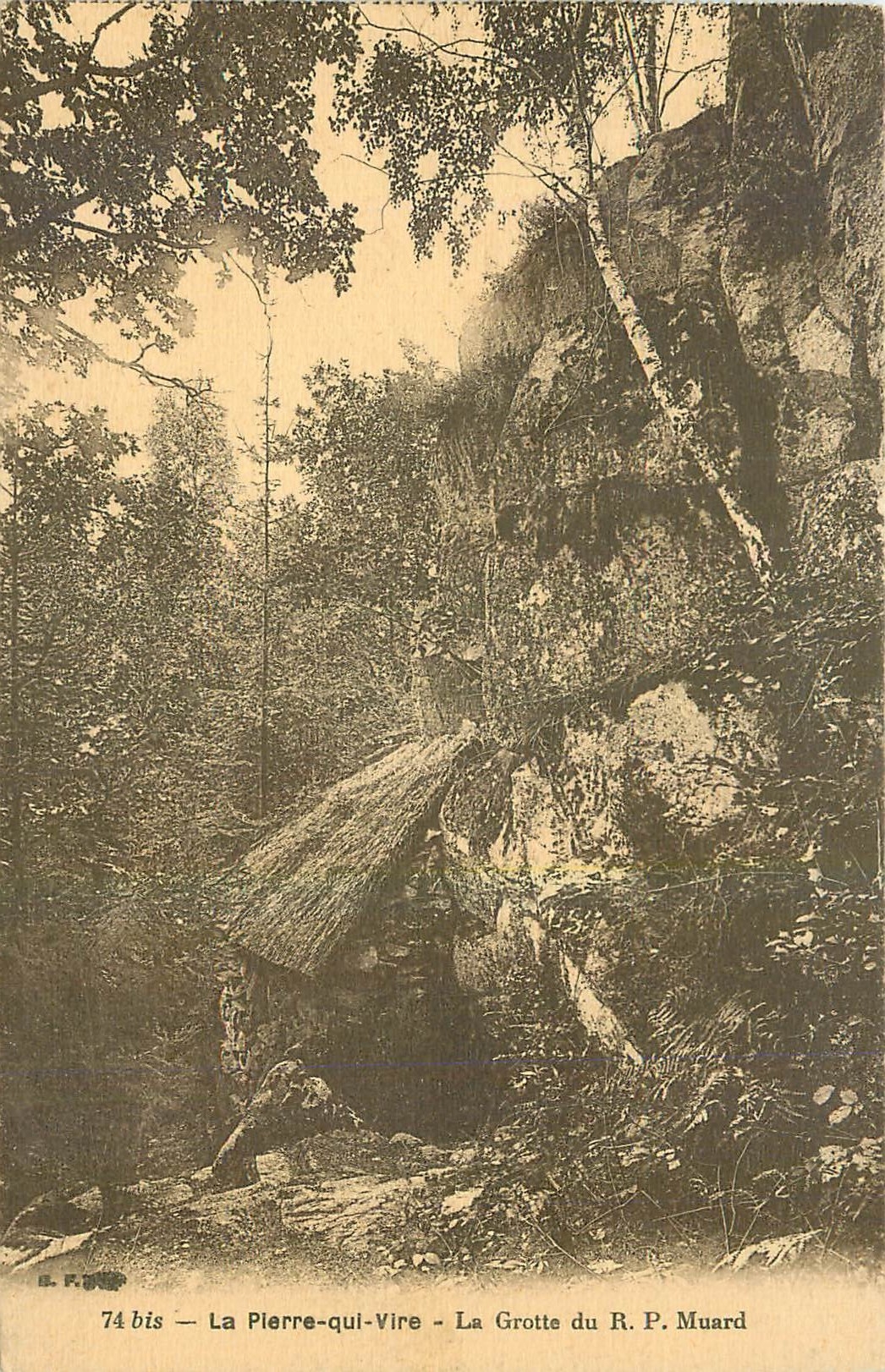 CPA La Pierre qui Vire La Grotte du R P Muard 