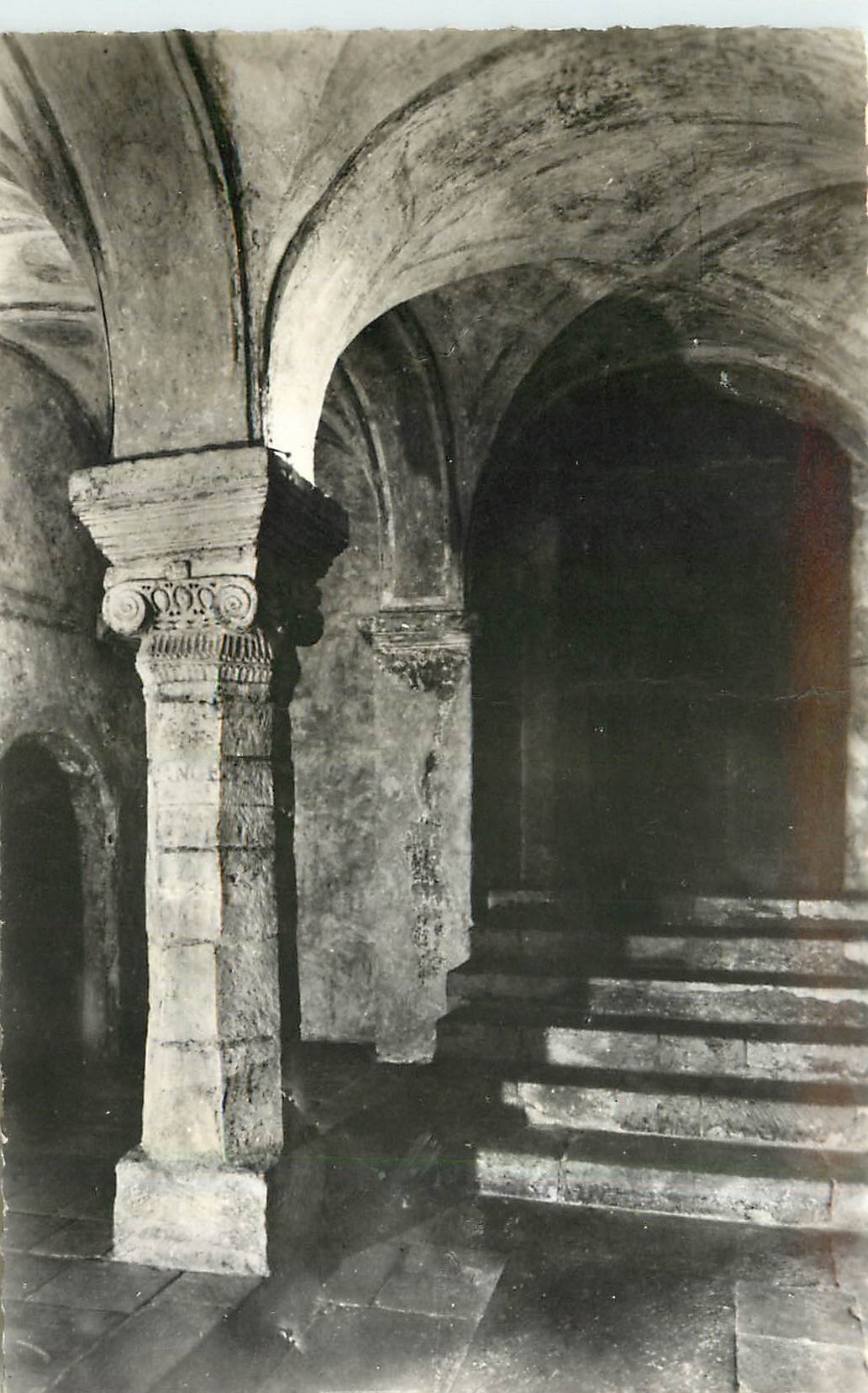 CPA Auxerre Yonne Cryptes de l'Eglise Saint Germain Chapiteau ionique dans les Cryptes 