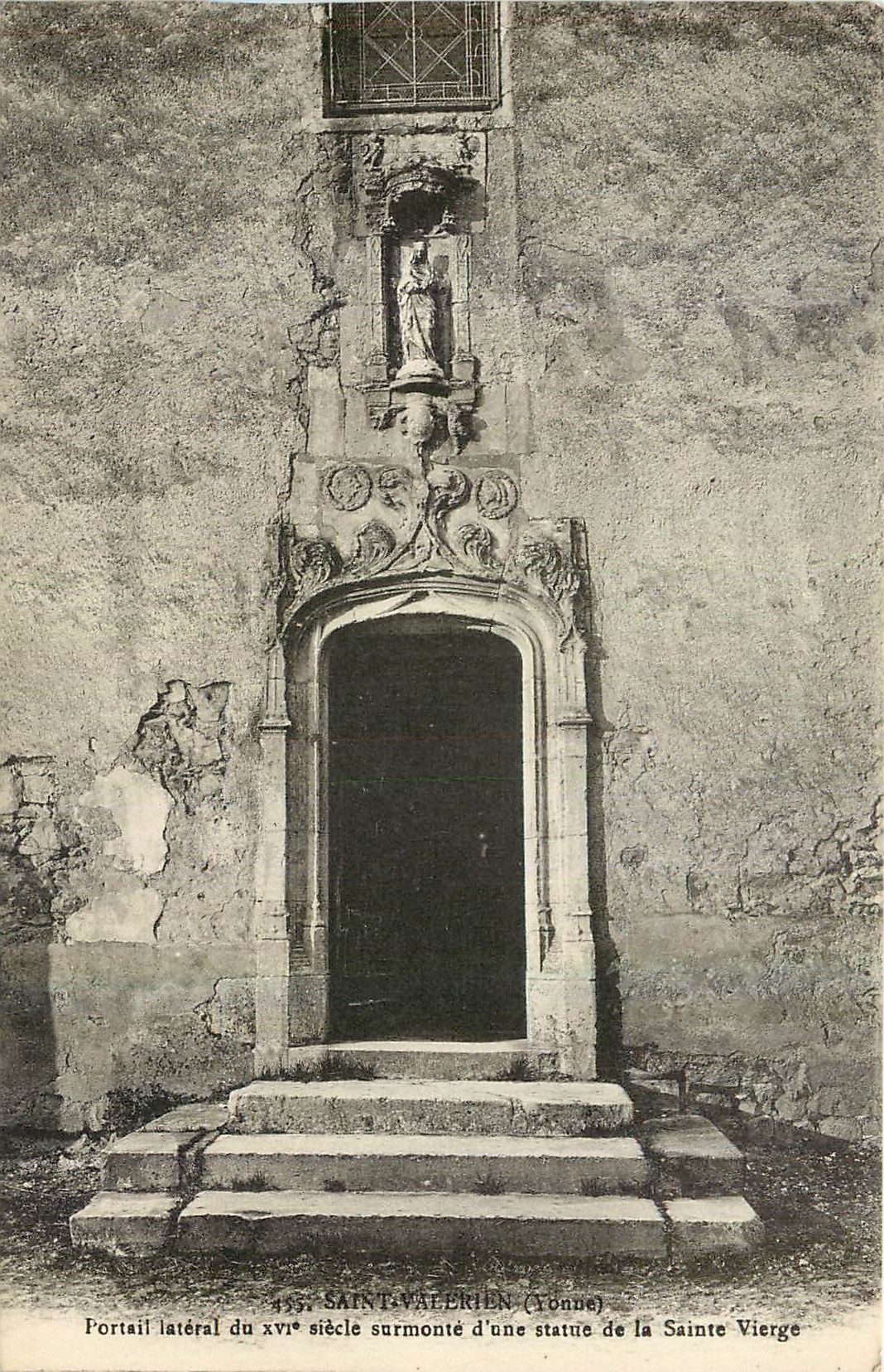 CPA Saint Valerien Yonne Portail lateral surmonte d'une statue de la Sainte Vierge 