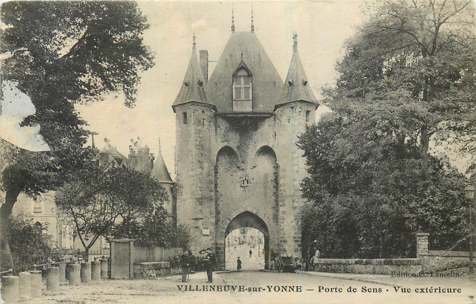CPA Villeneuve sur Yonne Porte de Sens Vue exterieure 