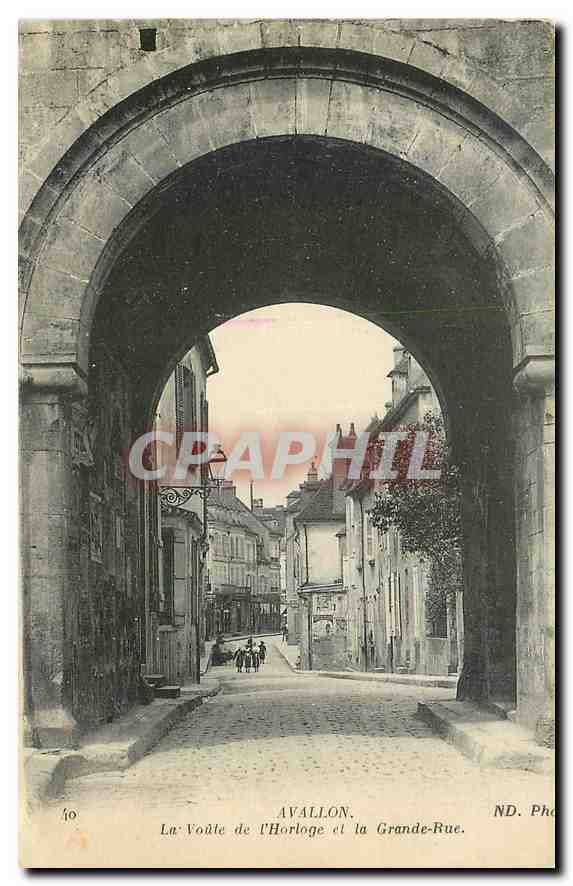 CPA Avallon La Voute de l'Horloge et la Grande Rue 