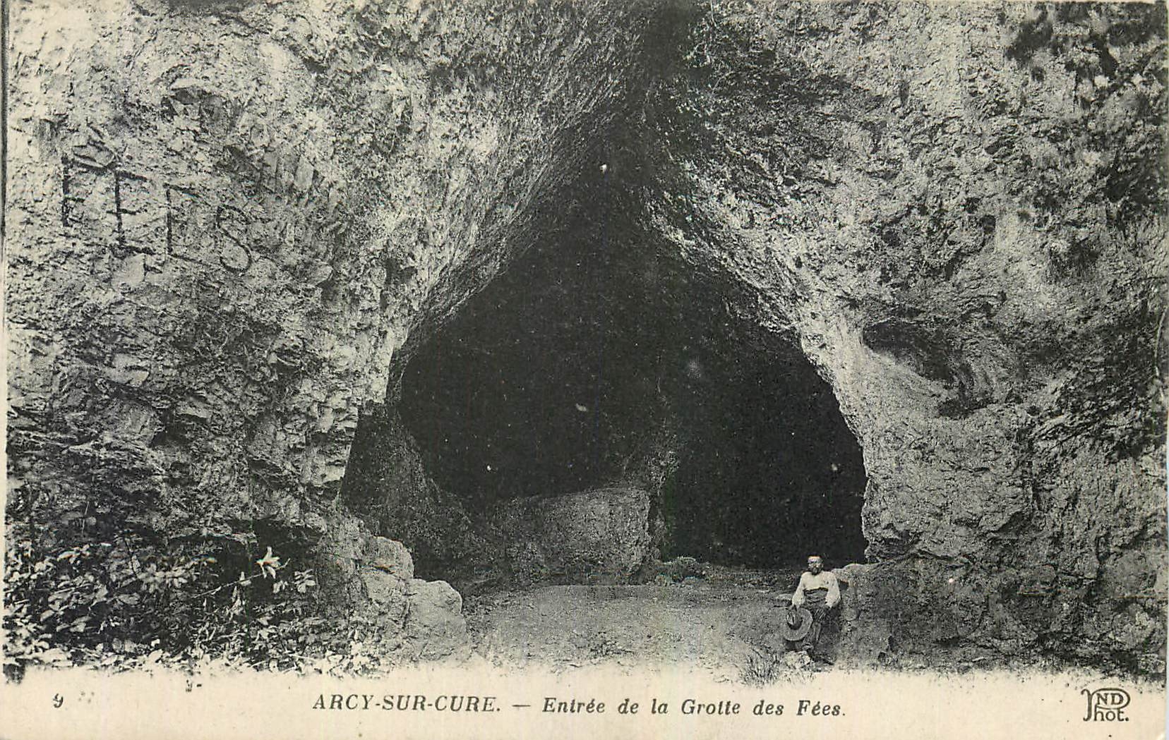 CPA Arcy sur Cure Entree de la Grotte des Fees 
