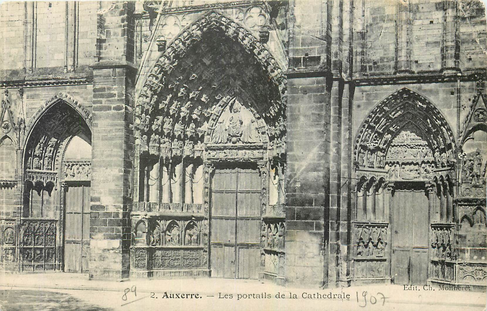 CPA Auxerre Les portails de la Cathedrale 