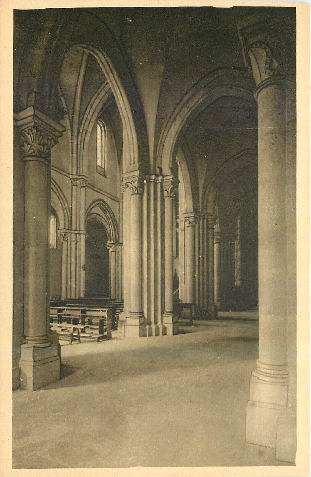 CPA Monastere de Ste Marie de la Pierre qui Vire Yonne L'Eglise Vue prise des Bas cotes 
