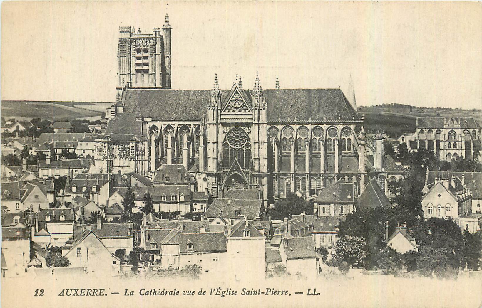 CPA Auxerre La Cathedrale vue de l'Eglise Saint Pierre 