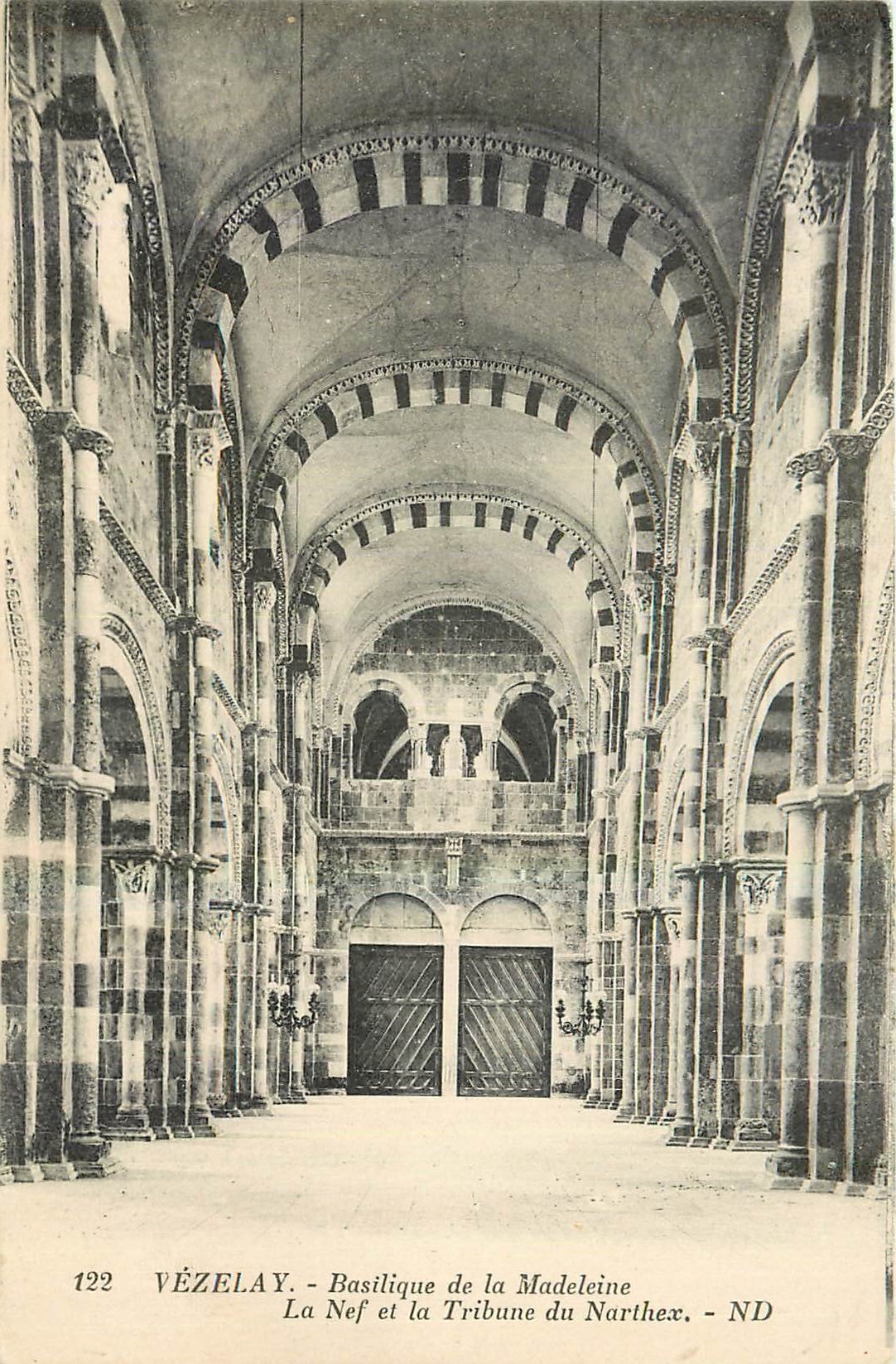 CPA Vezelay Basilique de la Madeleine La Nef et la Tribune du Narthex 