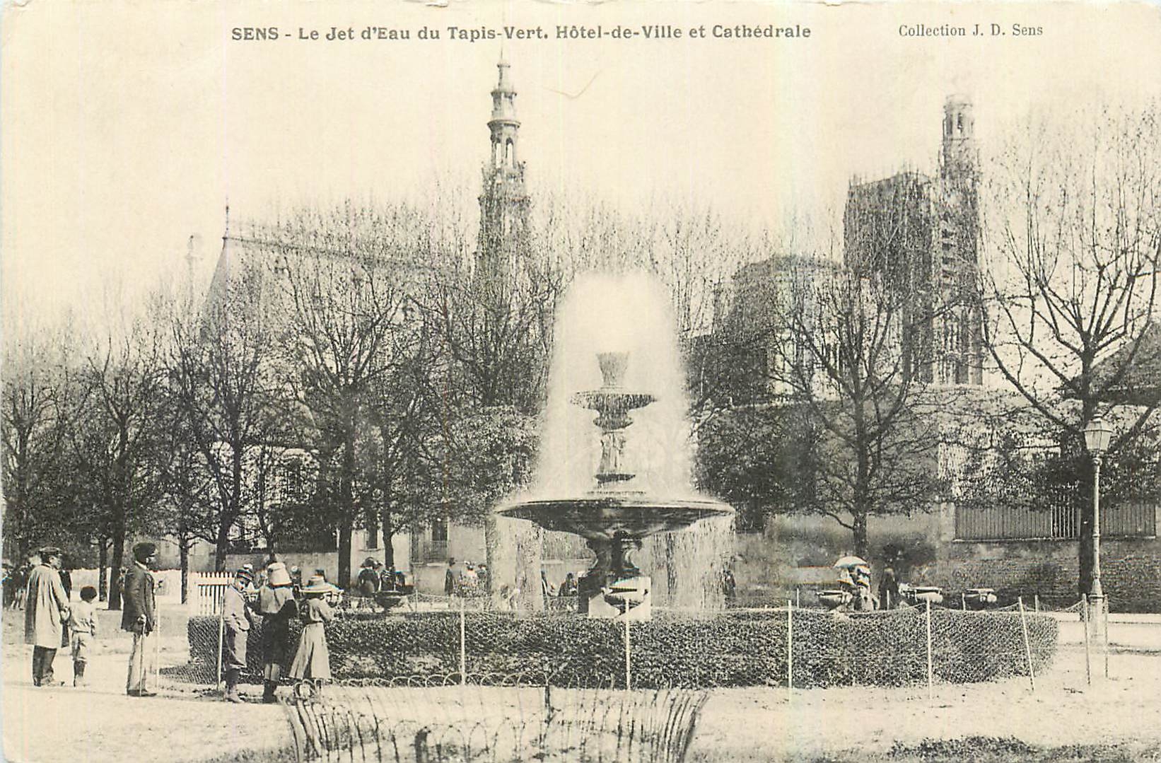 CPA Sens Le Jet d'Eau du Tapis Vert Hotel de Ville et Cathedrale 