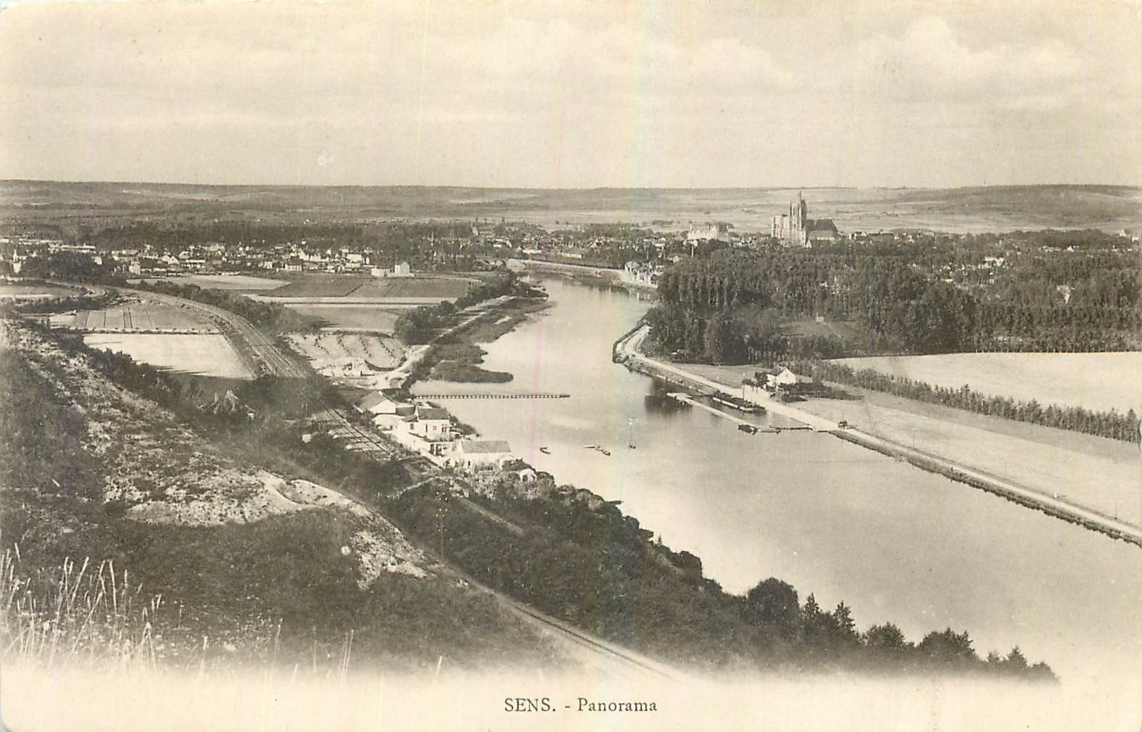 SENS - Panorama — vue aérienne du paysage fluvial avec la cathédrale — éditeur non identifié