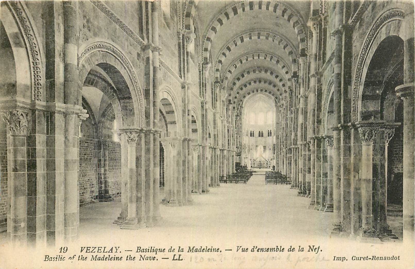 CPA Vezelay Basilique de la Madeleine Vue d'ensemble de la Nef 