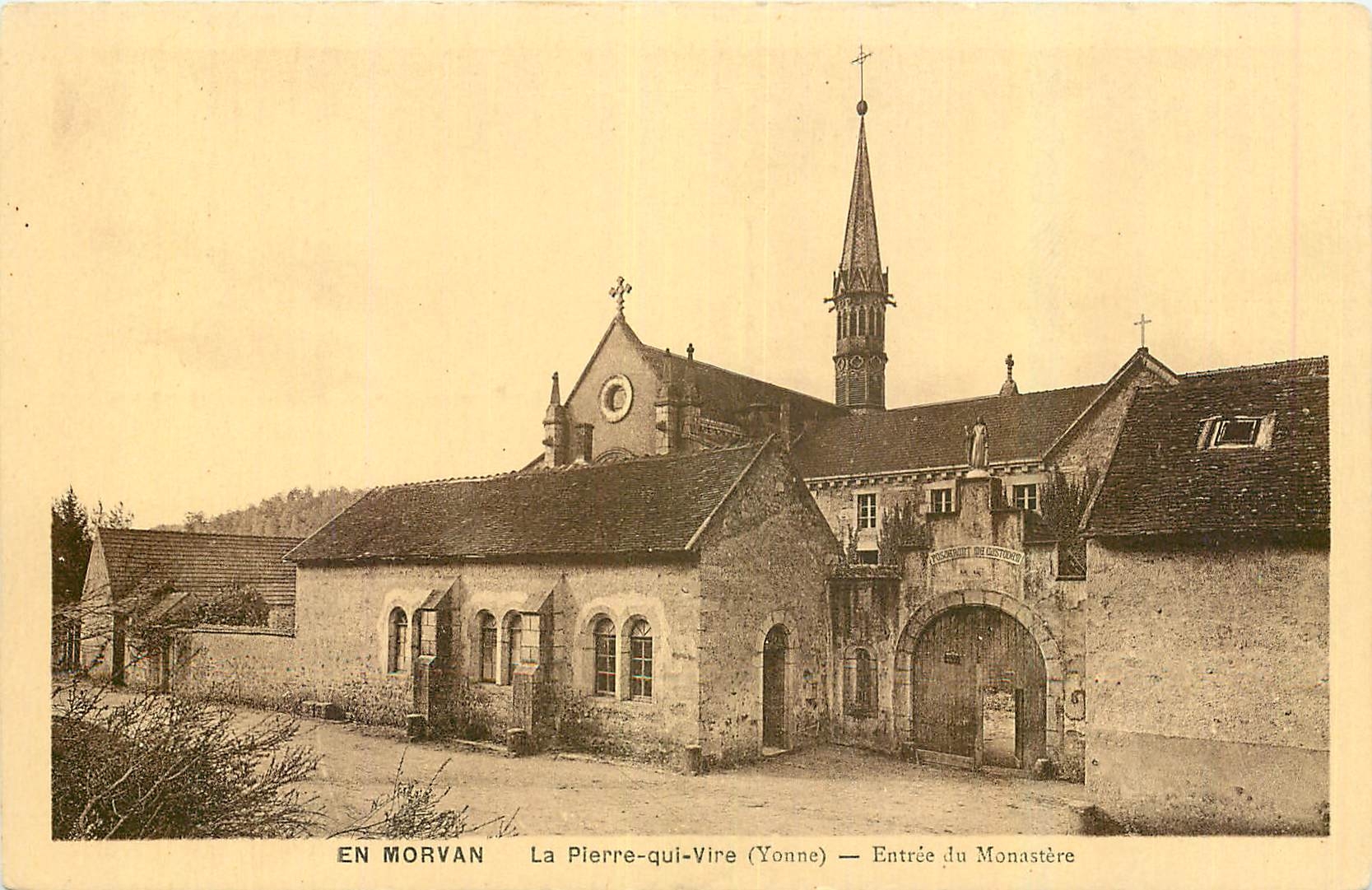 CPA En Morvan La Pierre qui Vire Yonne Entree du Monastere 