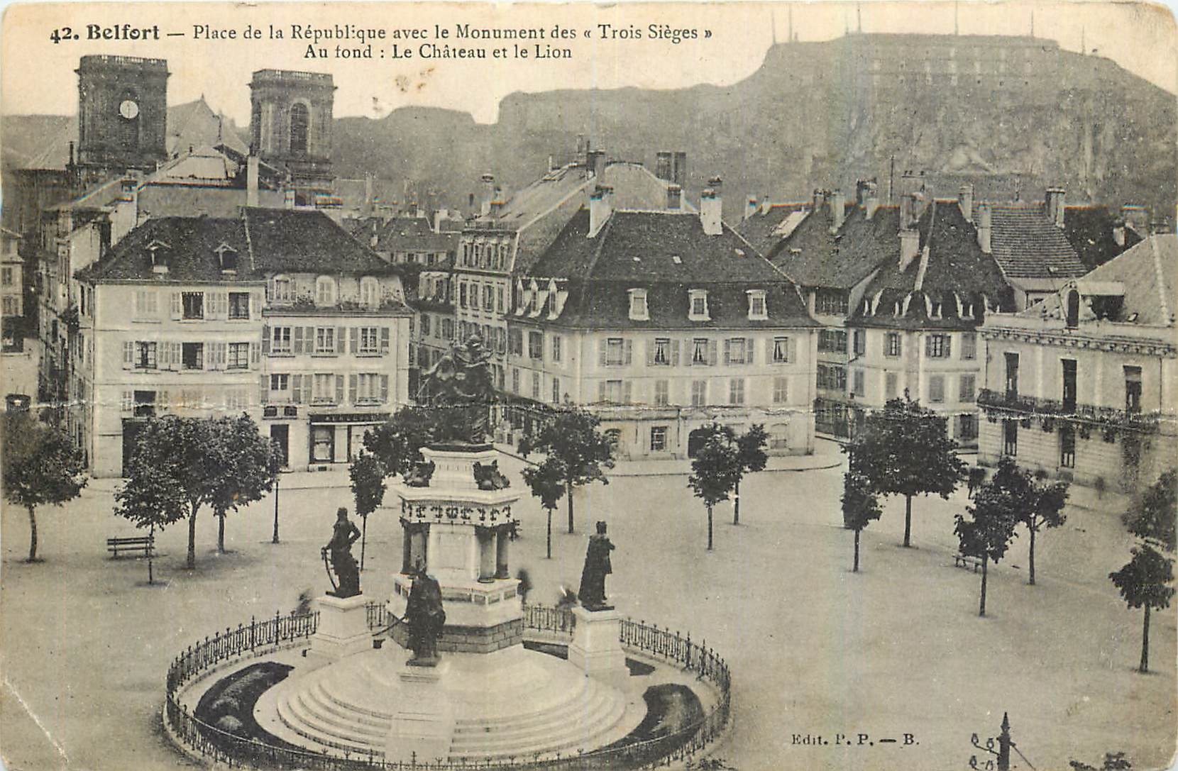 CPA Belfort Place de la Republique avec le Monument des Trois Sieges au fond Le Chateau et le Lion 