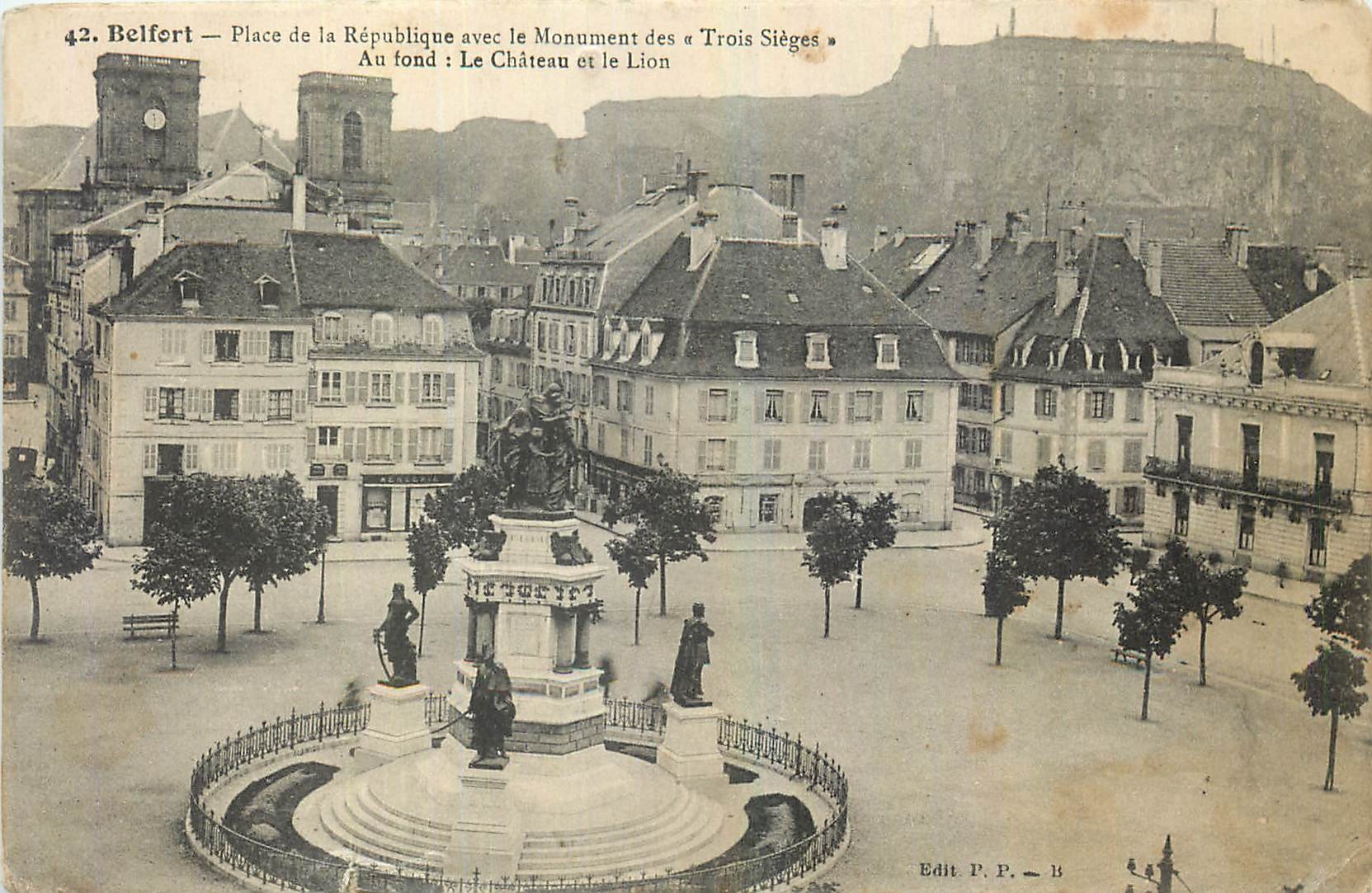 CPA Belfort Place de la Republique avec le Monument des Trois Sieges au fond le Chateau et le Lion 