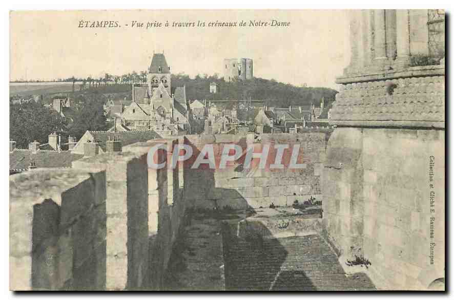 CPA Etampes Vue prise a travers les creneaux de Notre Dame 
