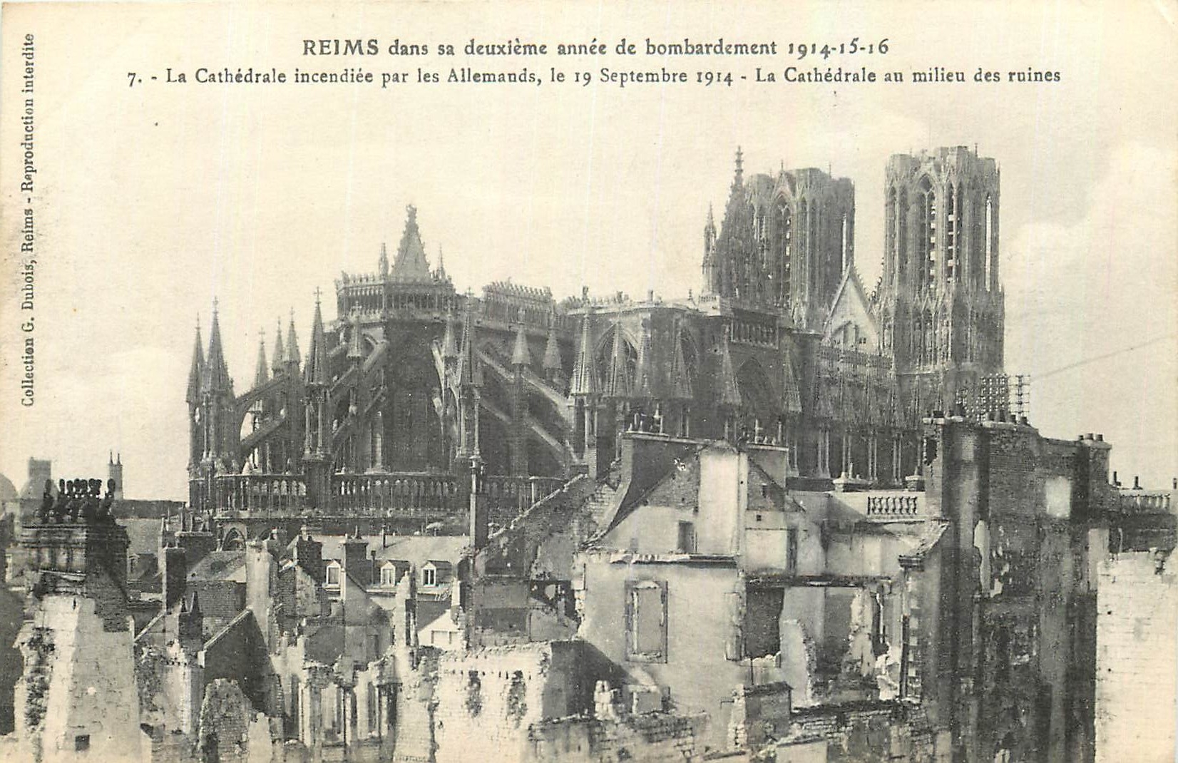 CPA Reims dans sa deuxieme annee de bombardement La cathedrale incendiee par les Allemands La Cathed