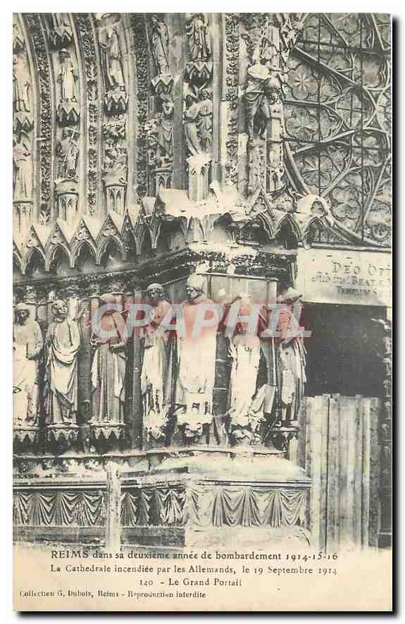 CPA Reims dans sa deuxieme annee de bombardement La cathedrale incendiee par les Allemands Le Grand 