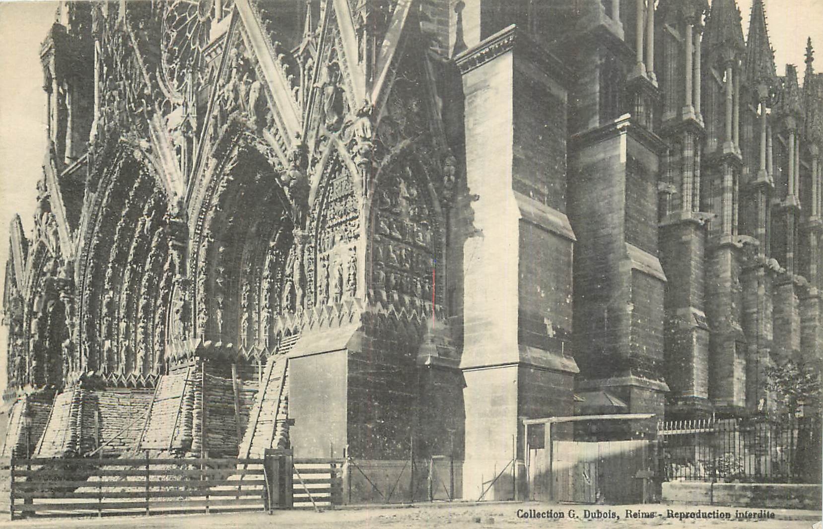 CPA Reims dans sa deuxieme annee de bombardement La cathedrale incendiee par les Allemands Le Grand 