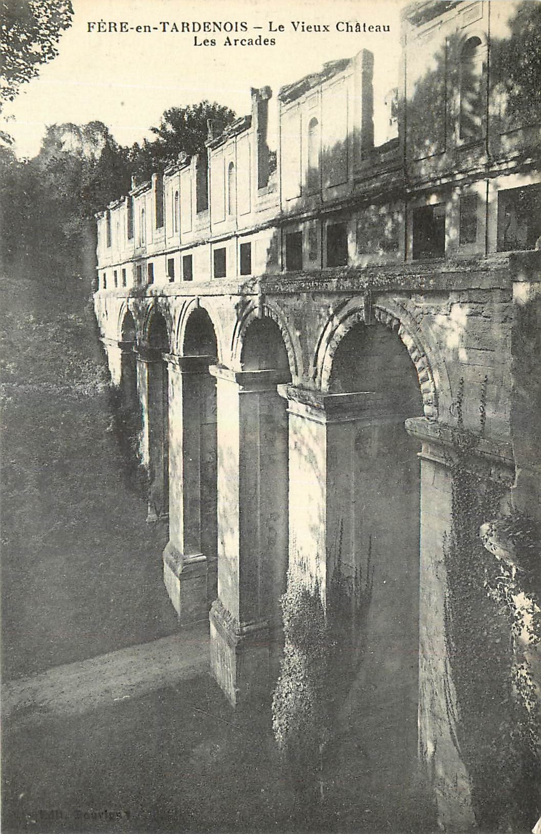 FÈRE-en-TARDENOIS — Le Vieux Château — Les Arcades